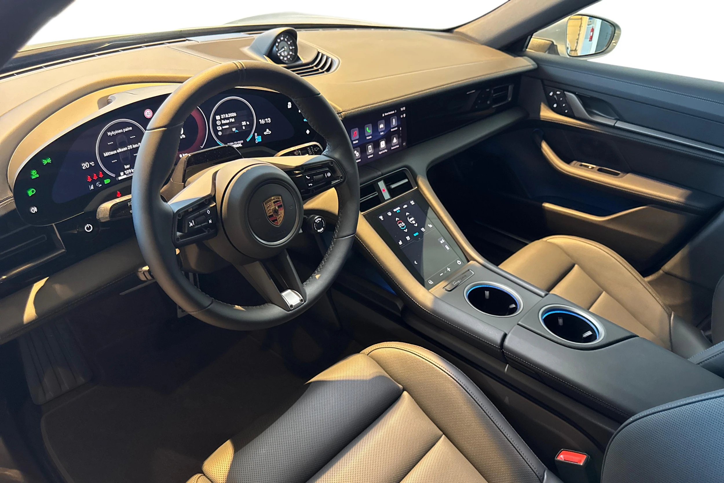 harmaa Porsche Taycan 2026 kuva 6.