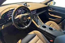 harmaa Porsche Taycan 2026 kuva 6.