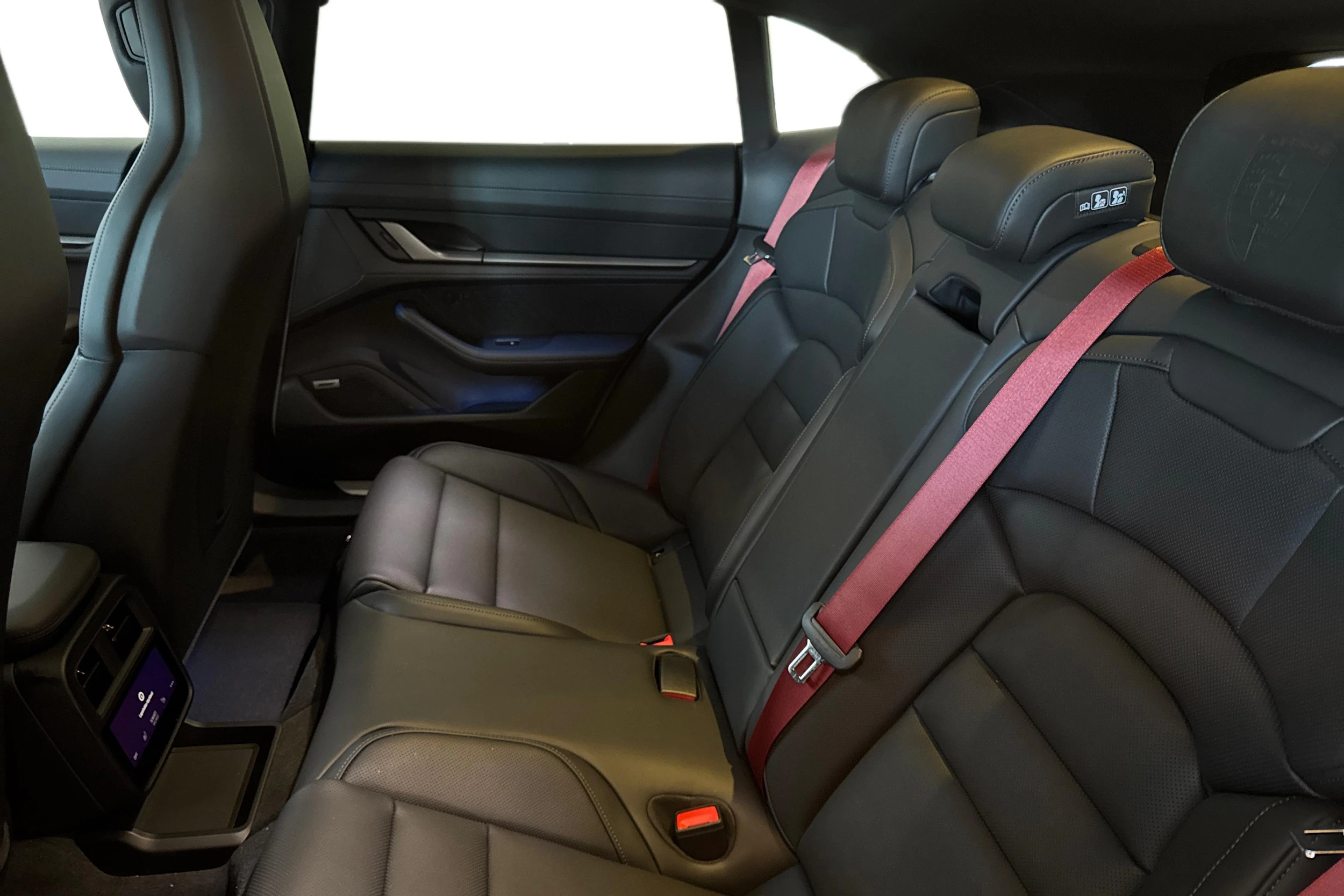 harmaa Porsche Taycan 2026 kuva 8.