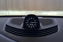 harmaa Porsche Taycan 2026 kuva 16.