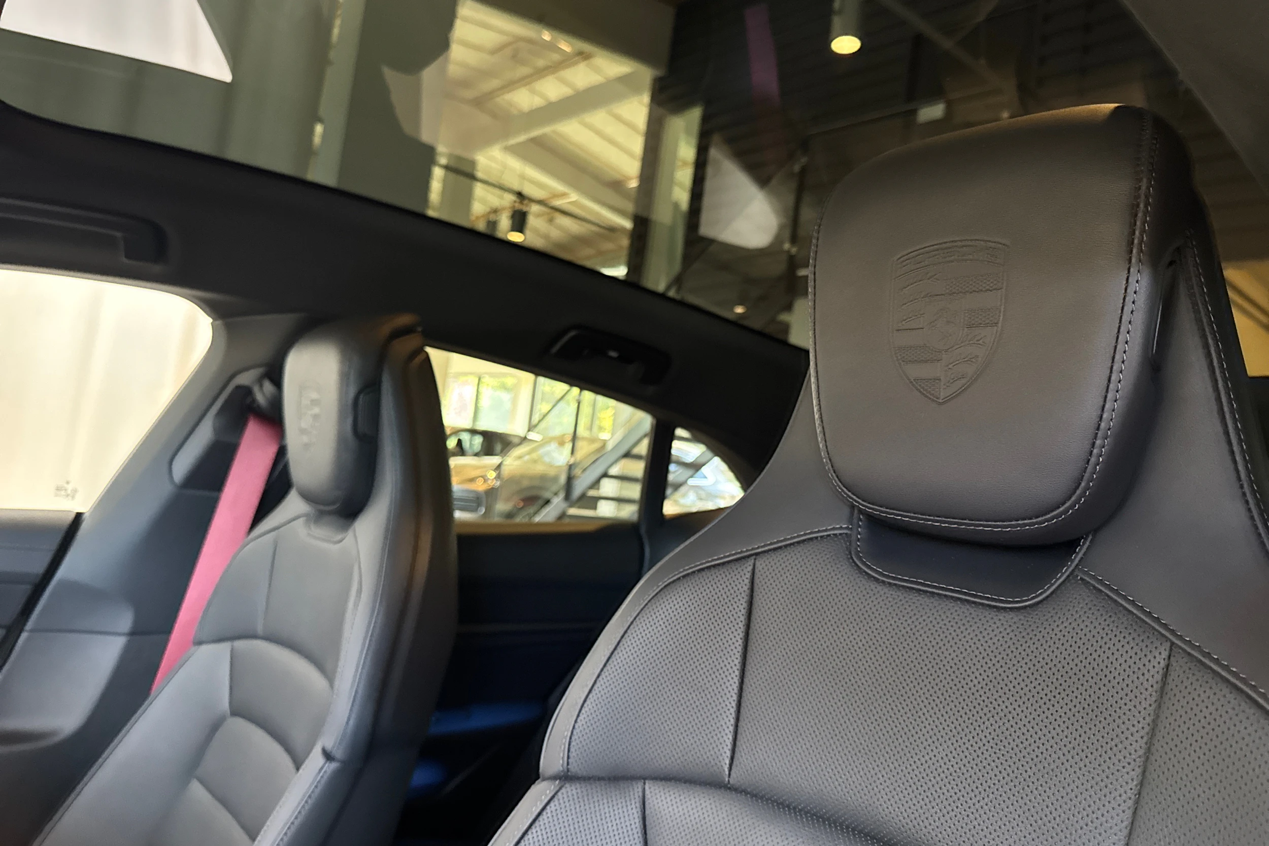 harmaa Porsche Taycan 2026 kuva 21.