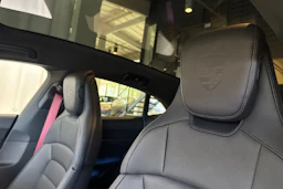 harmaa Porsche Taycan 2026 kuva 21.
