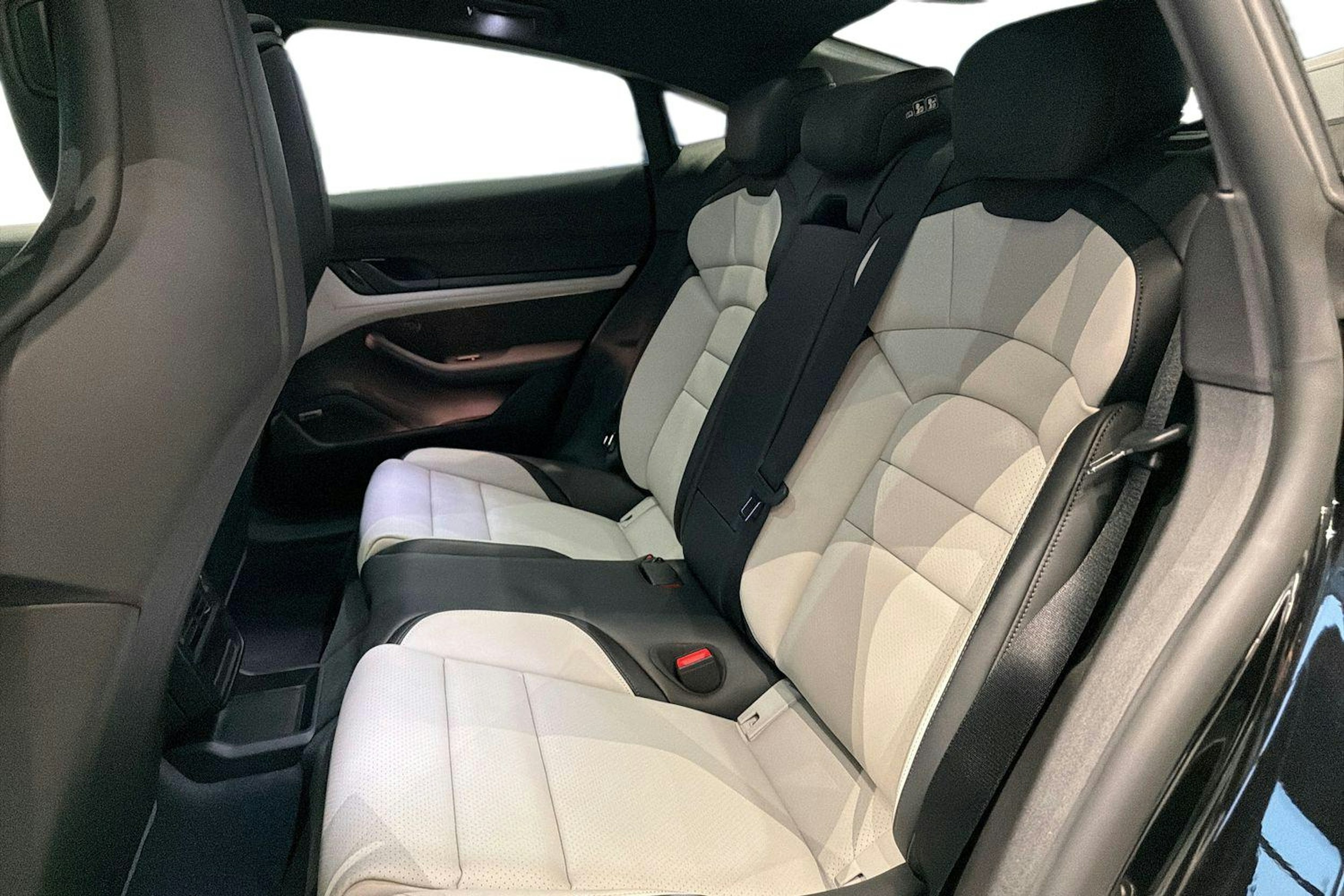 musta Porsche Taycan 2026 kuva 8.