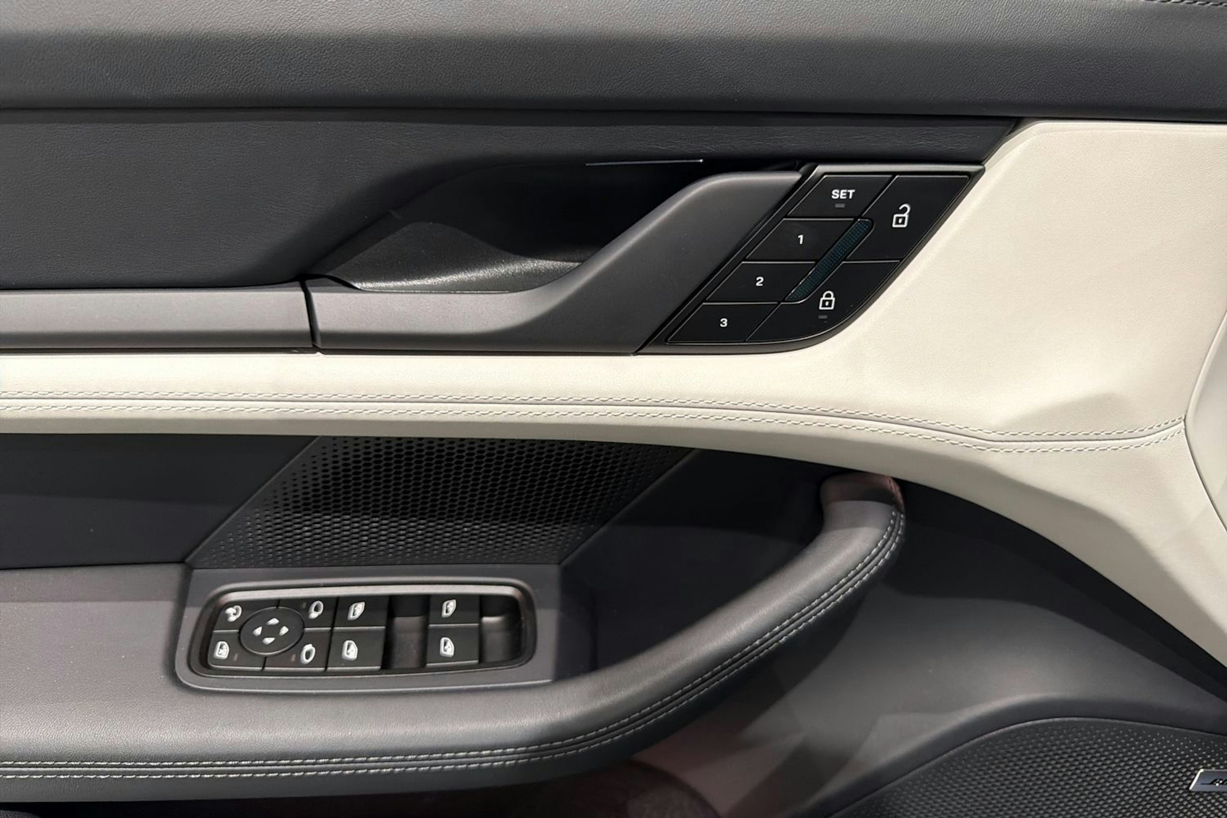 musta Porsche Taycan 2026 kuva 10.