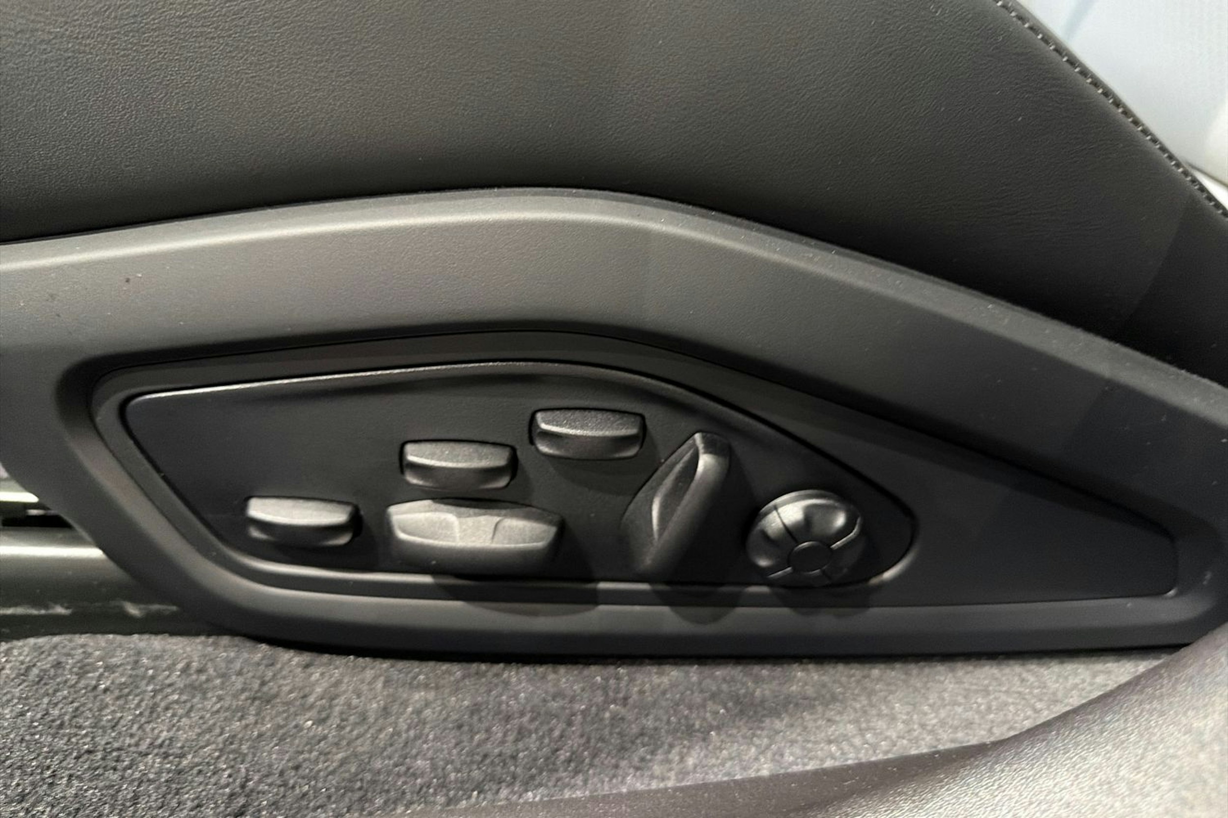 musta Porsche Taycan 2026 kuva 13.