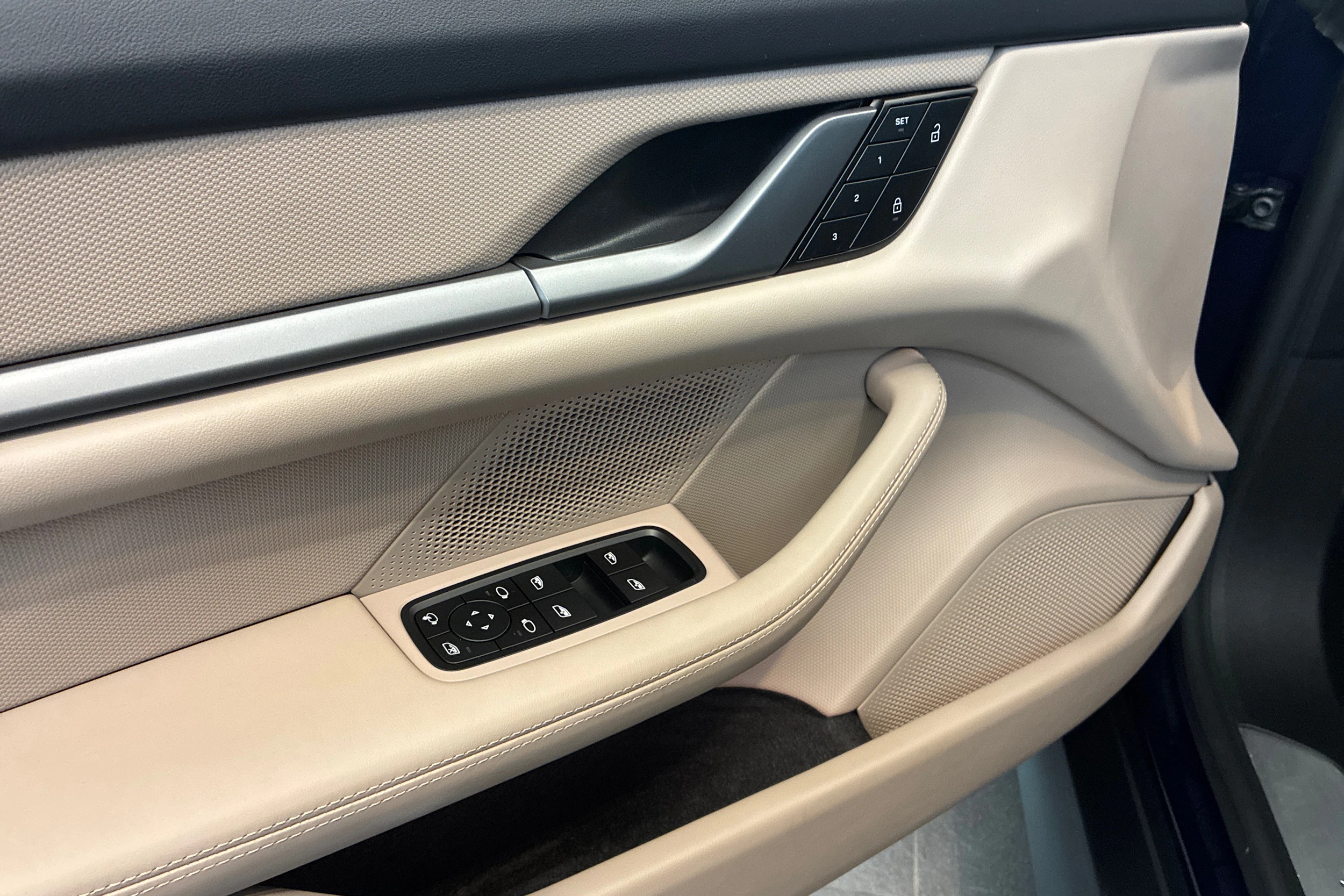 sininen Porsche Taycan 2026 kuva 11.