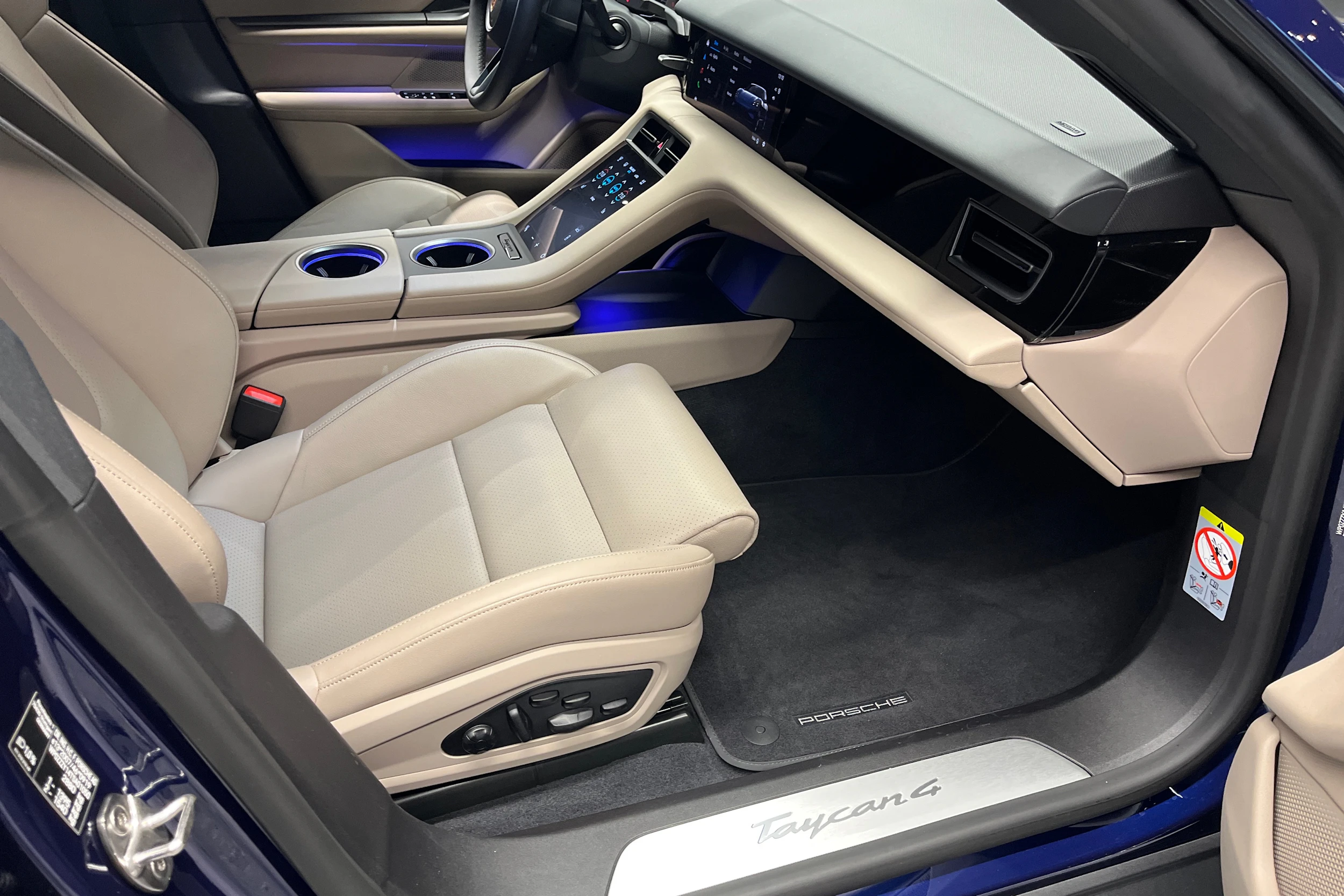 sininen Porsche Taycan 2026 kuva 24.