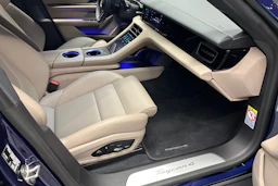 sininen Porsche Taycan 2026 kuva 24.