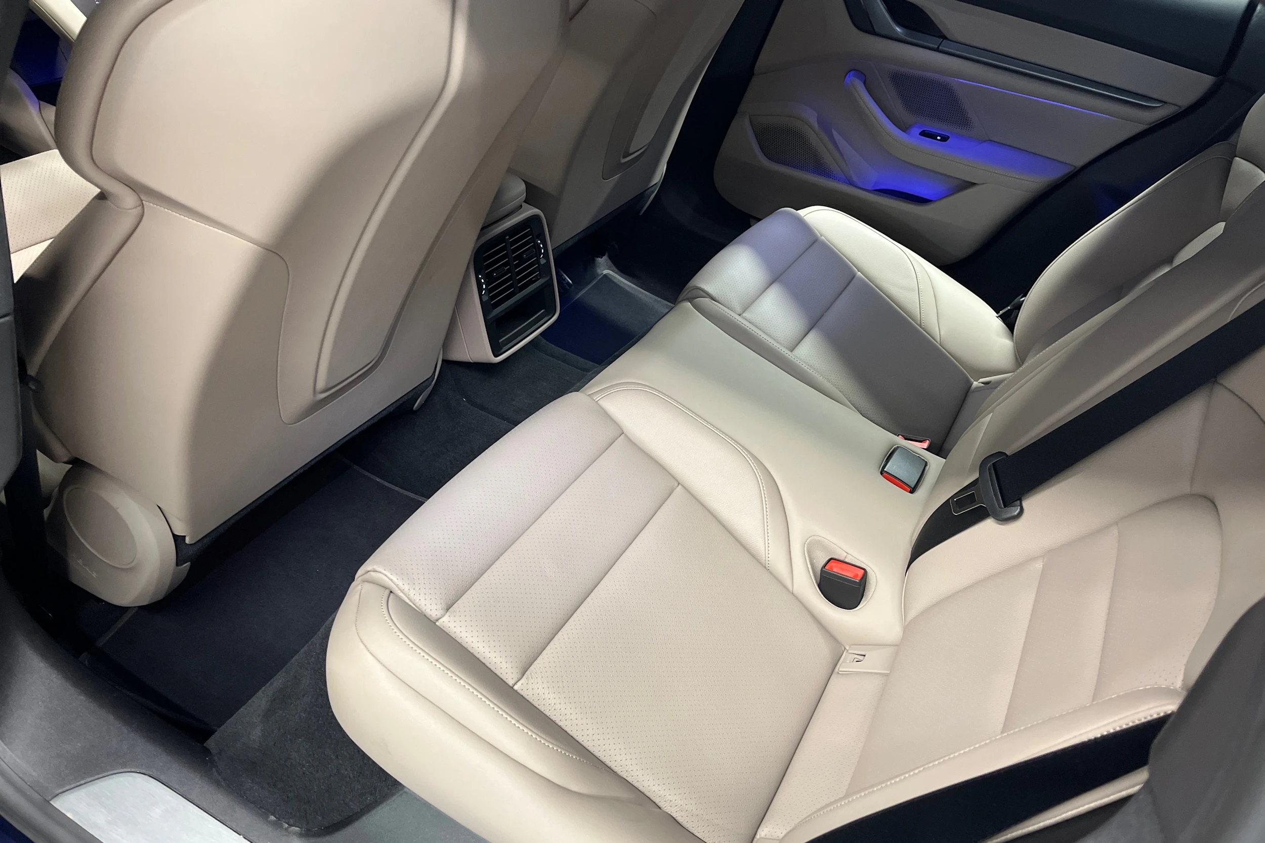sininen Porsche Taycan 2026 kuva 25.