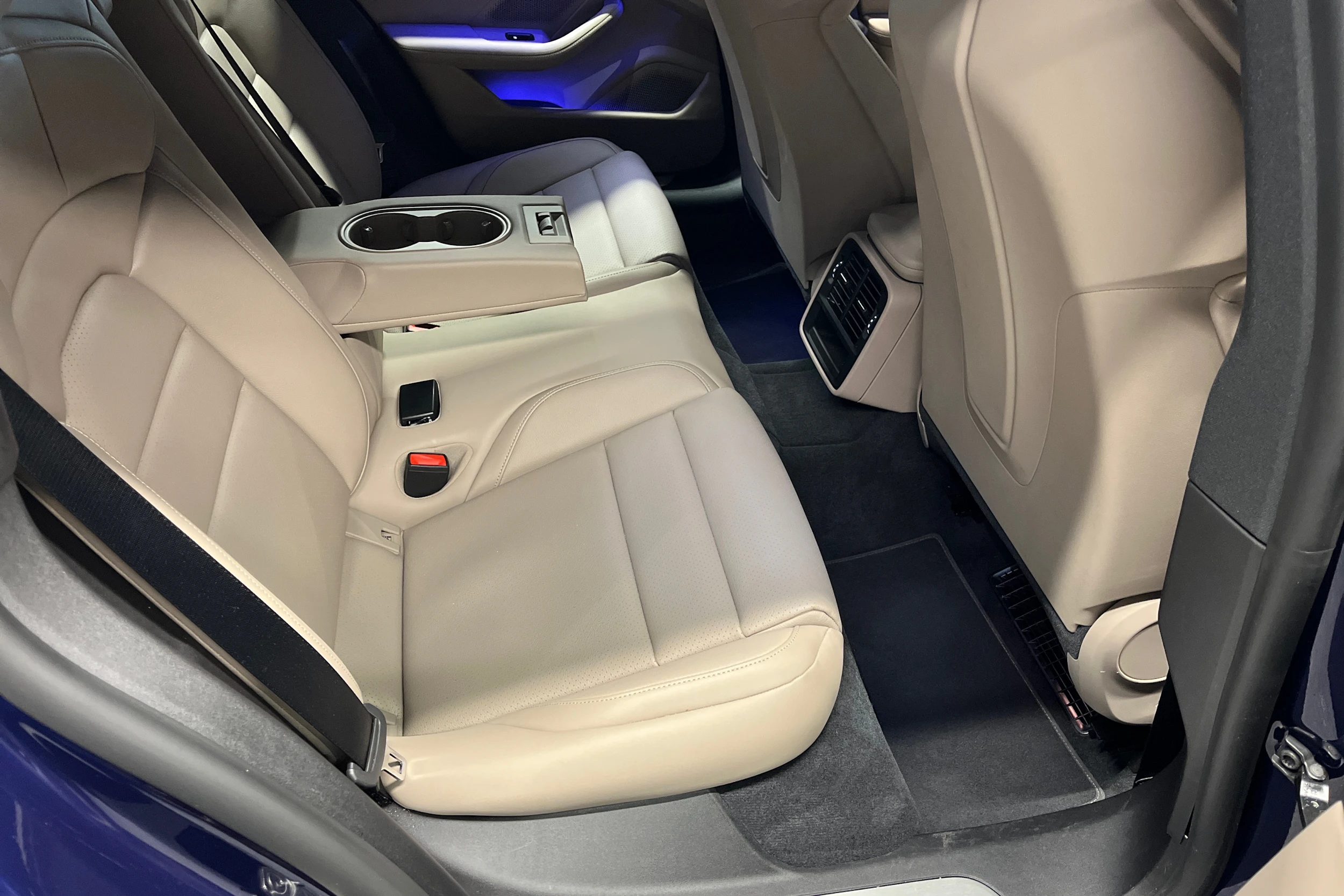 sininen Porsche Taycan 2026 kuva 26.