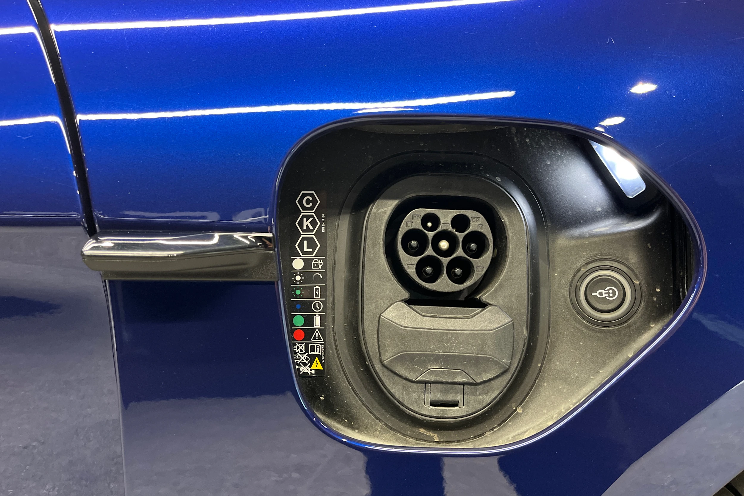 sininen Porsche Taycan 2026 kuva 31.