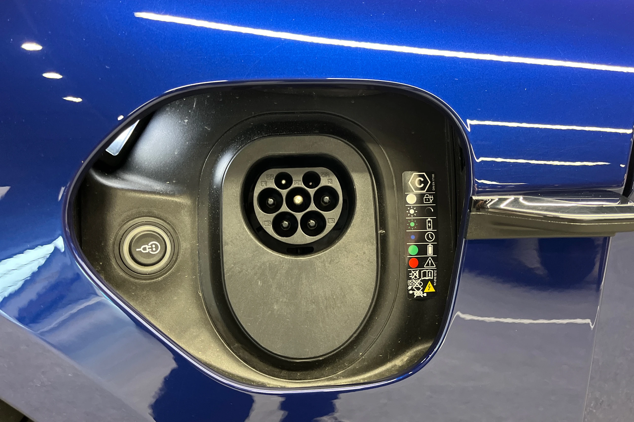 sininen Porsche Taycan 2026 kuva 32.