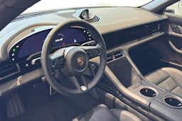 harmaa Porsche Taycan 2026 kuva 7.