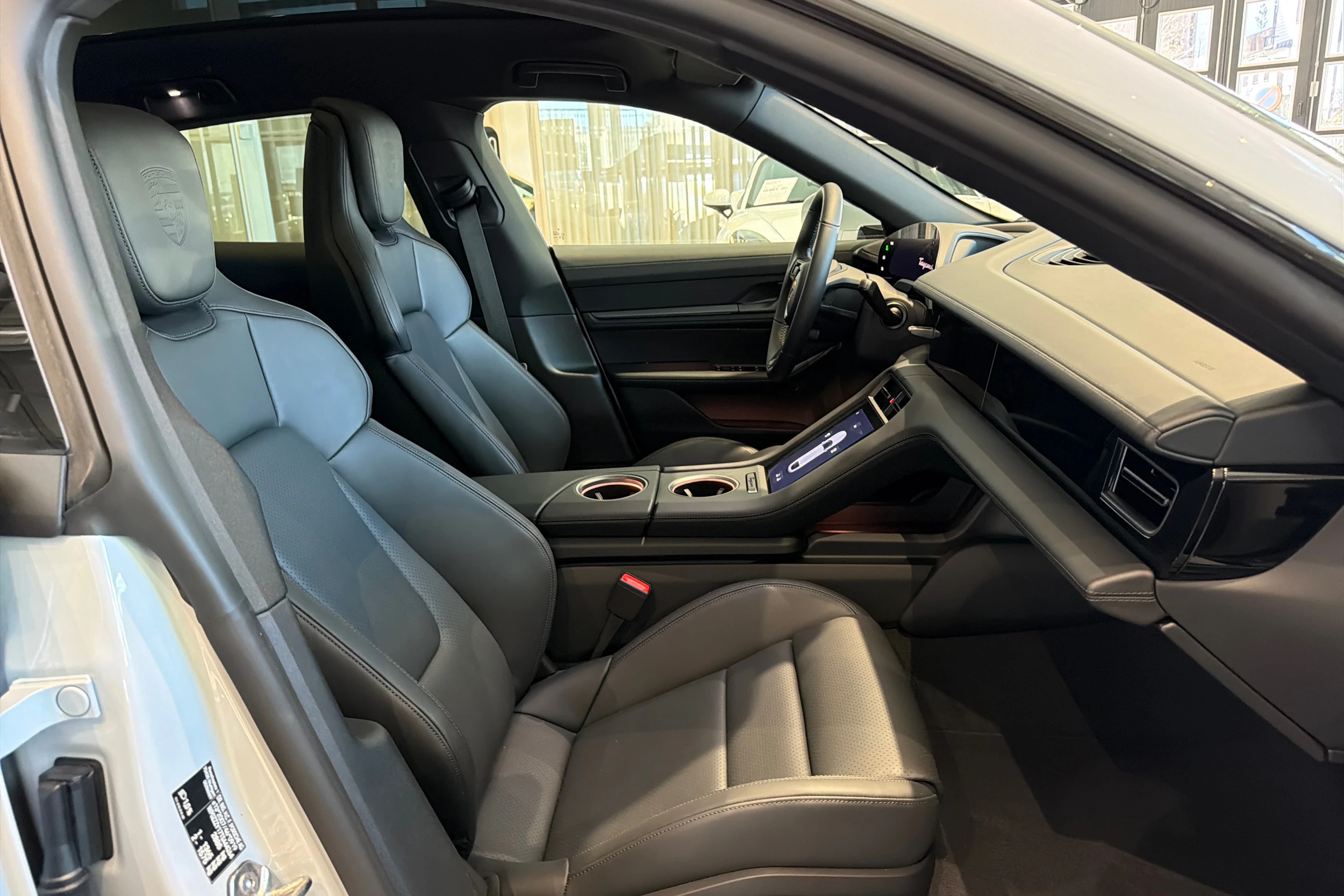 harmaa Porsche Taycan 2026 kuva 12.
