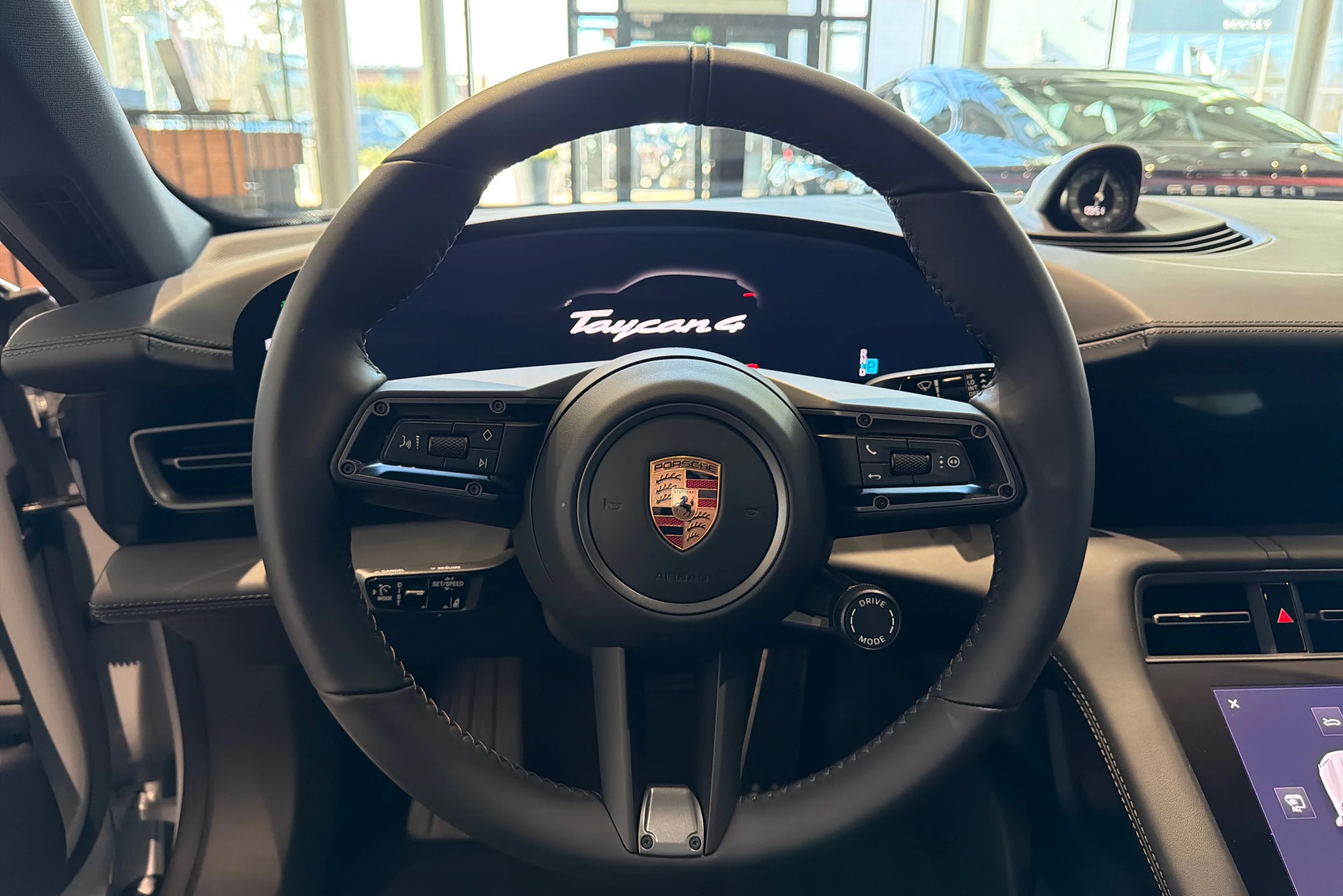 harmaa Porsche Taycan 2026 kuva 13.
