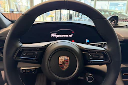 harmaa Porsche Taycan 2026 kuva 14.