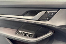 harmaa Porsche Taycan 2026 kuva 18.