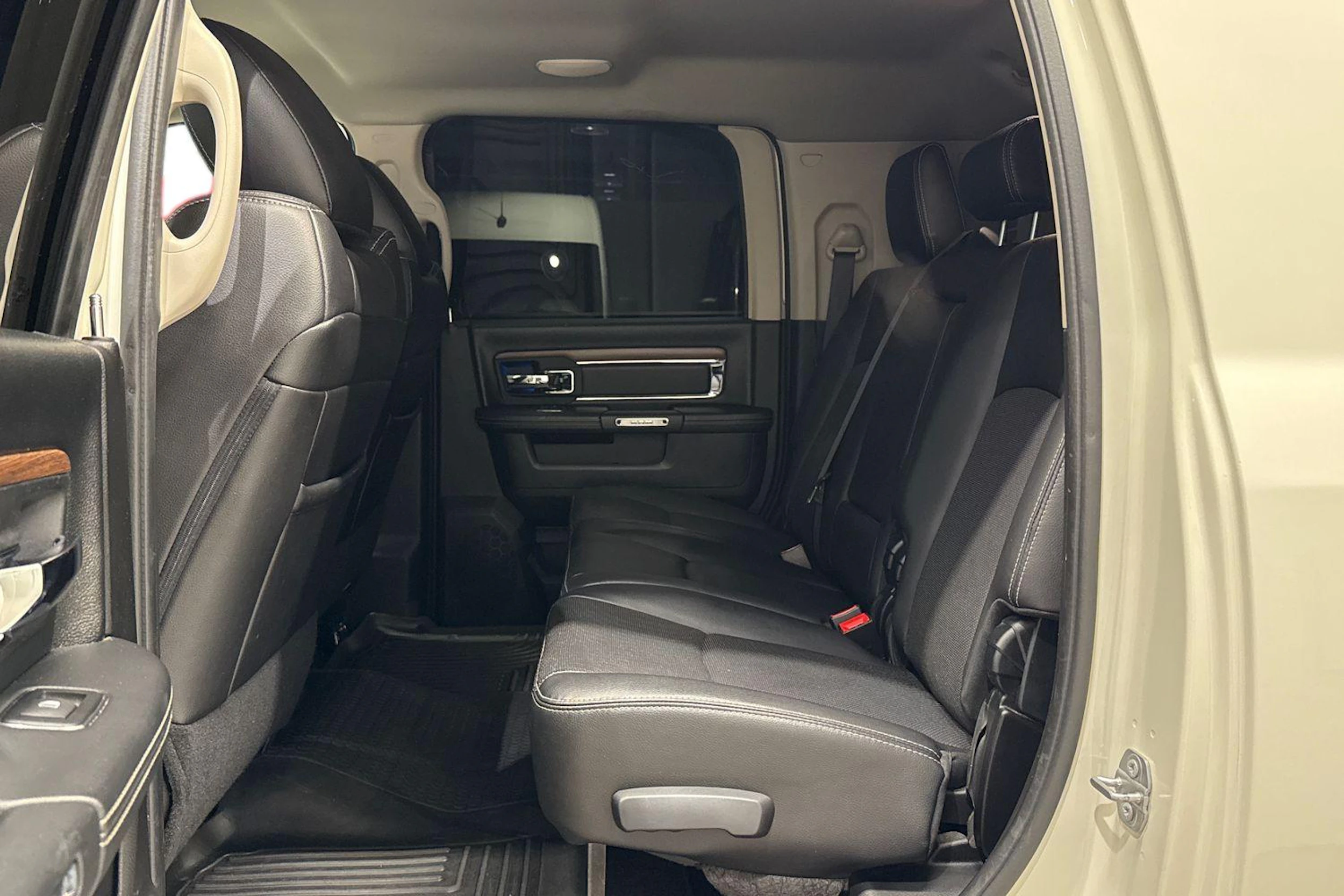 valkoinen Dodge RAM 2019 kuva 11.