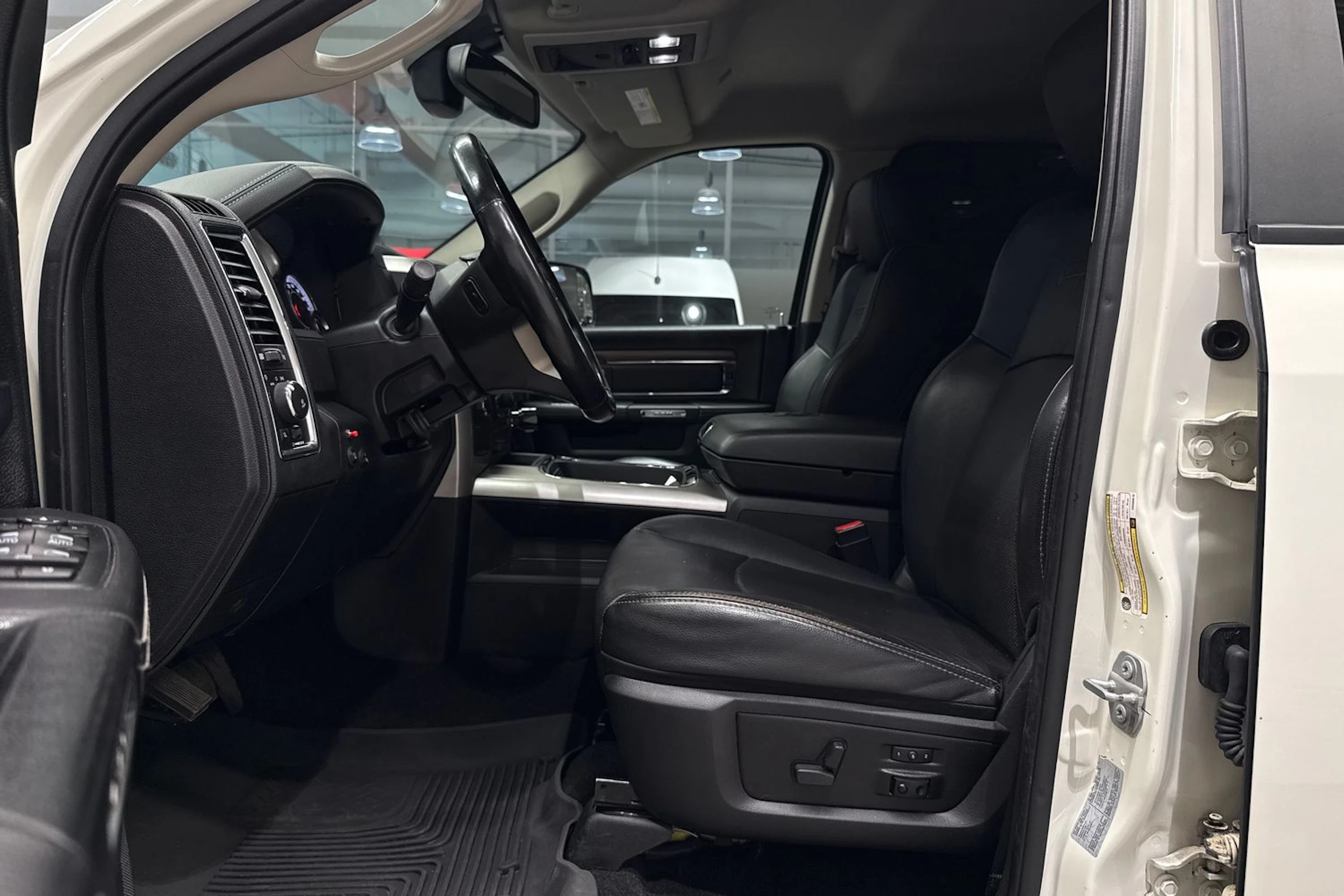 valkoinen Dodge RAM 2019 kuva 13.