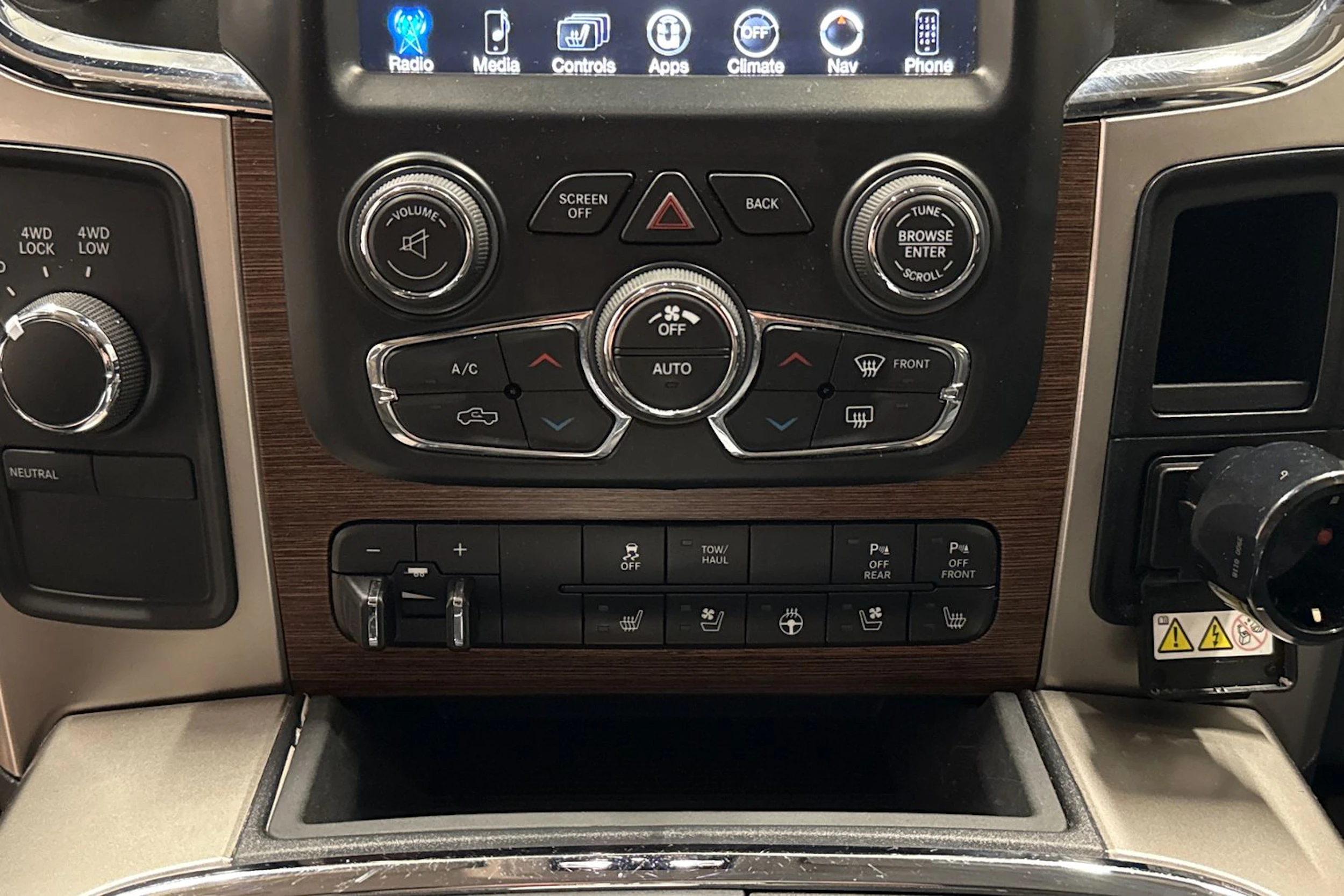 valkoinen Dodge RAM 2019 kuva 21.