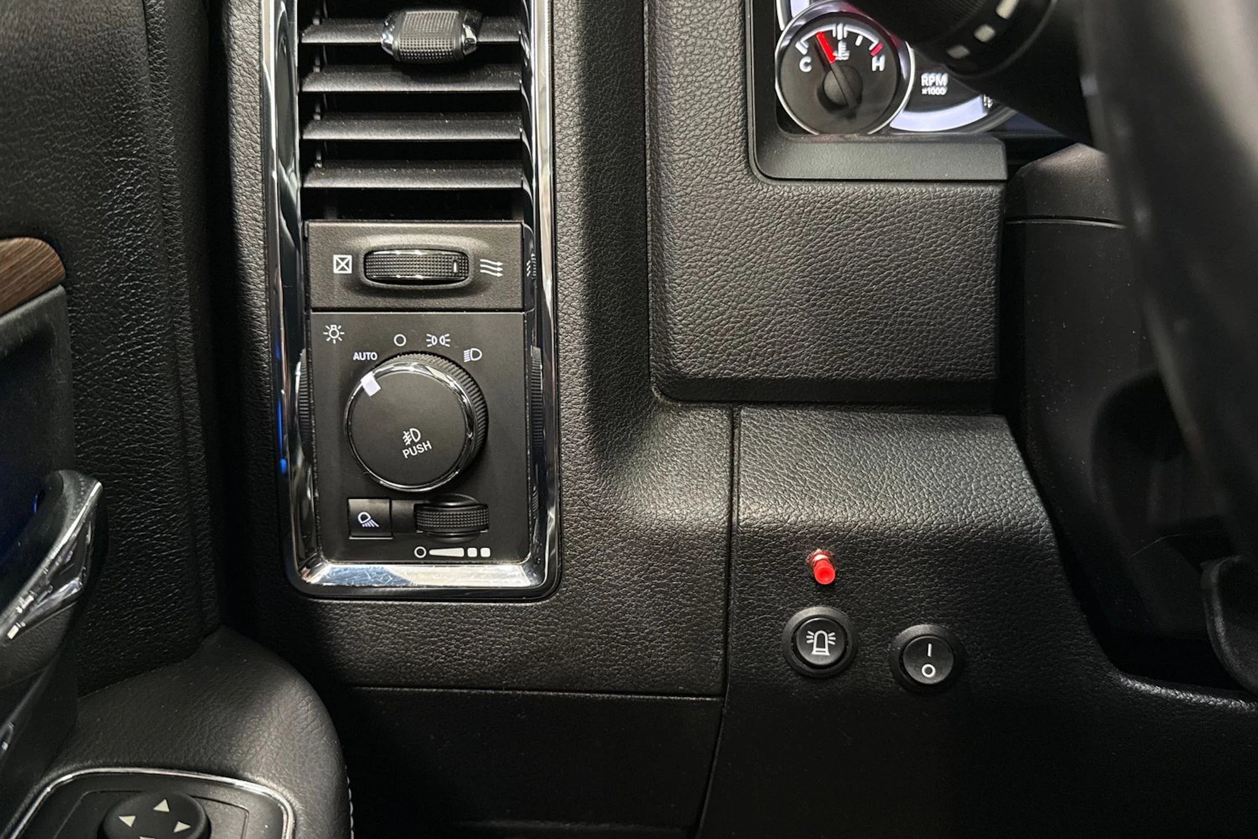 valkoinen Dodge RAM 2019 kuva 29.