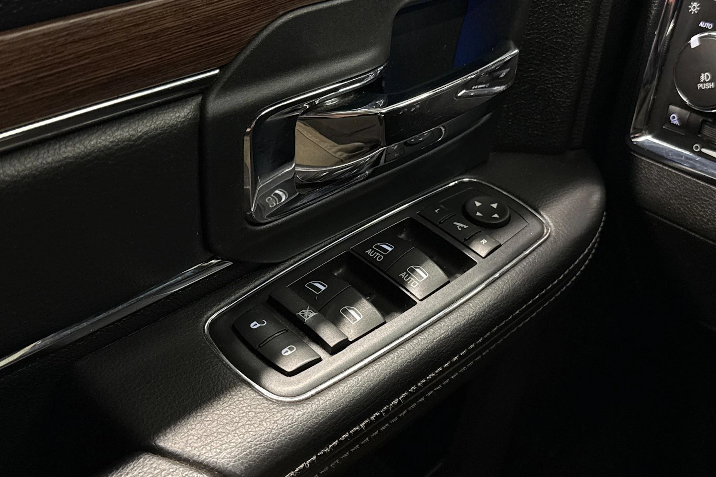 valkoinen Dodge RAM 2019 kuva 30.