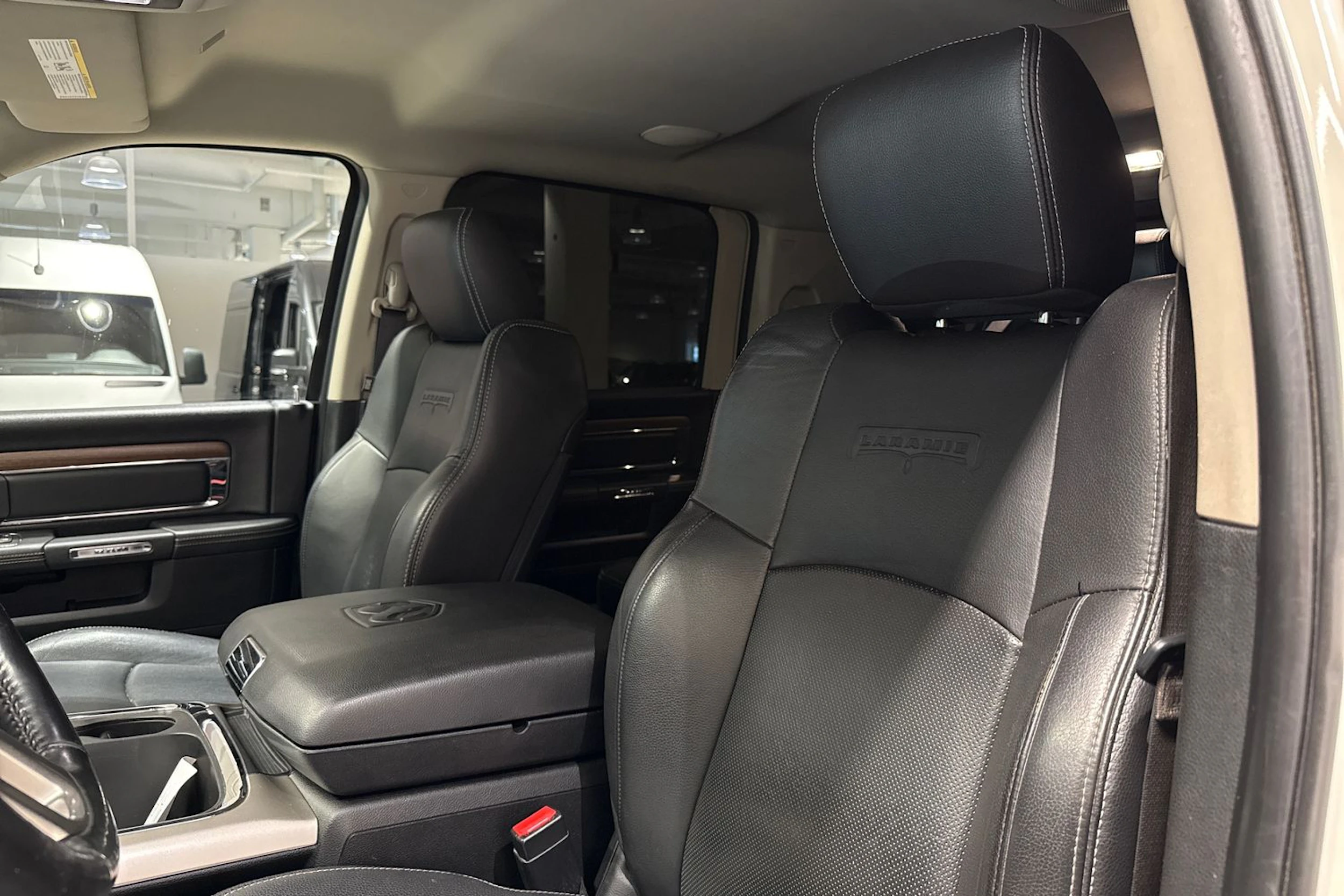 valkoinen Dodge RAM 2019 kuva 32.