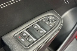 punainen Renault Arkana 2023 kuva 23.