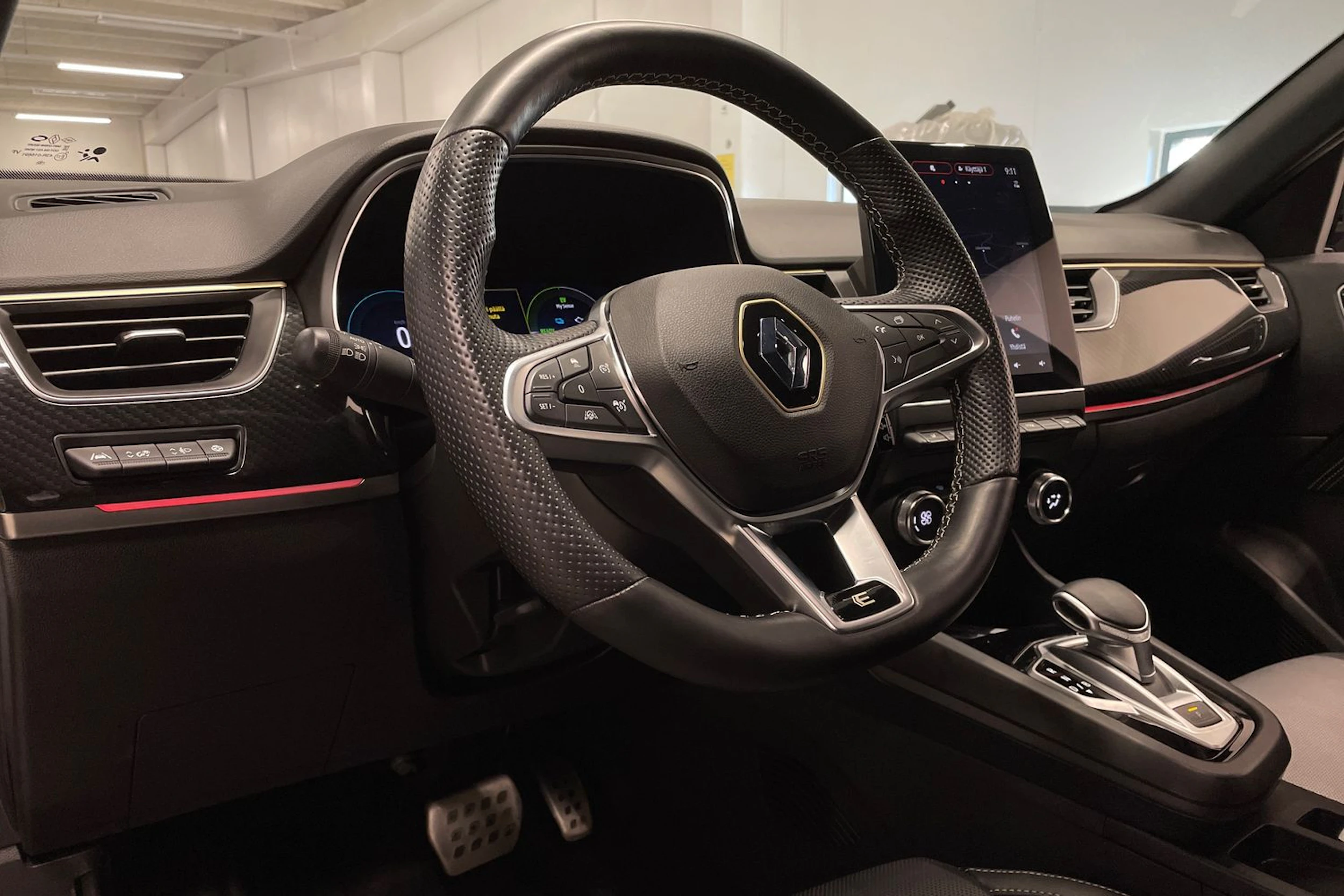 valkoinen Renault Arkana 2023 kuva 24.