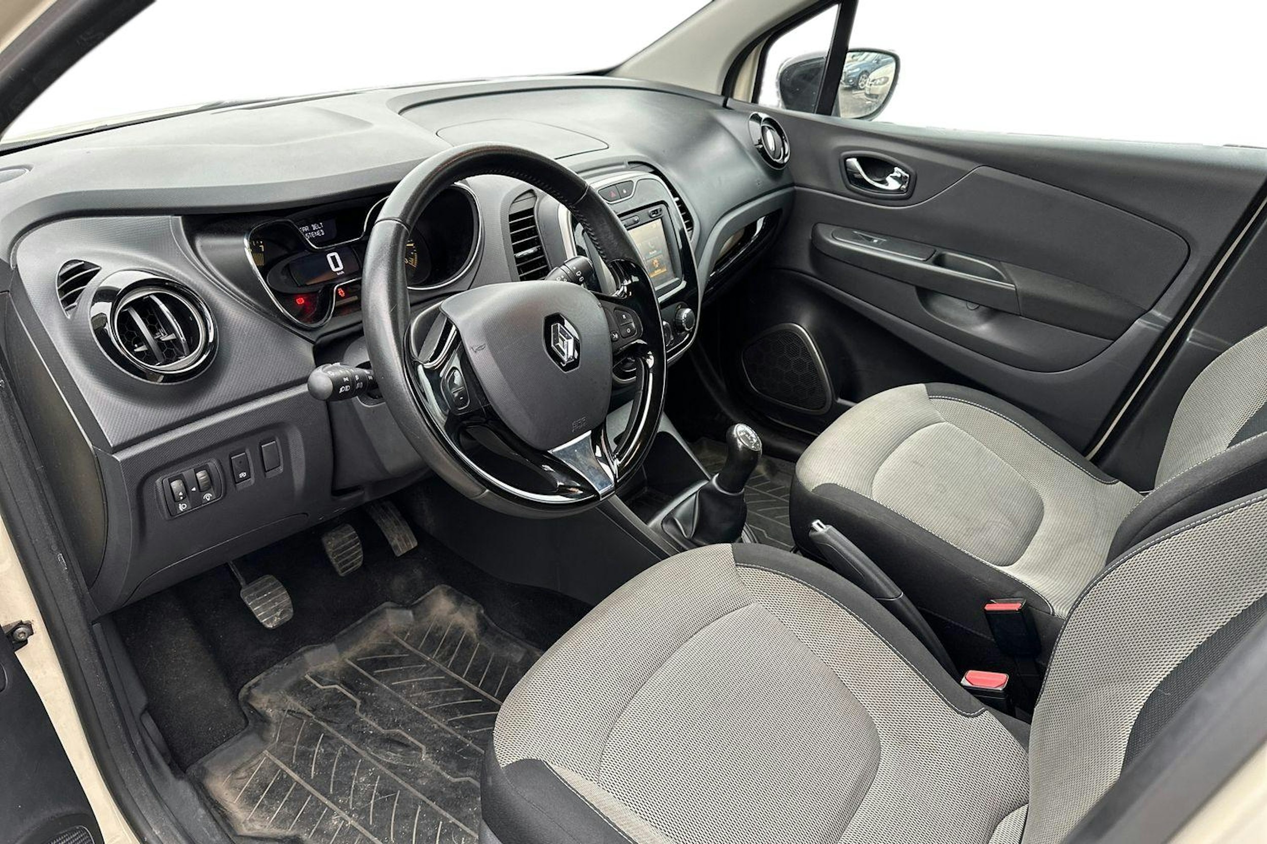 valkoinen Renault Captur 2015 kuva 3.