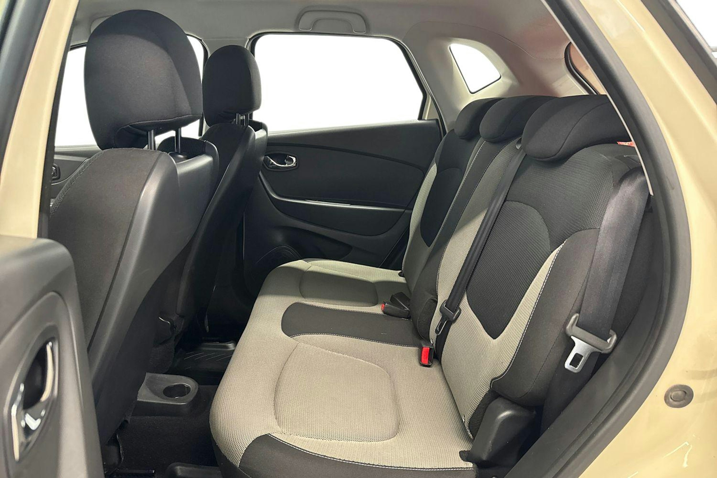 valkoinen Renault Captur 2015 kuva 10.