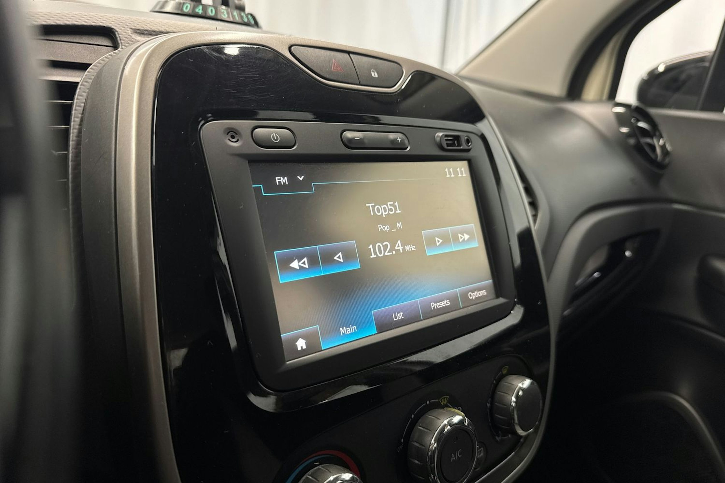 valkoinen Renault Captur 2015 kuva 15.