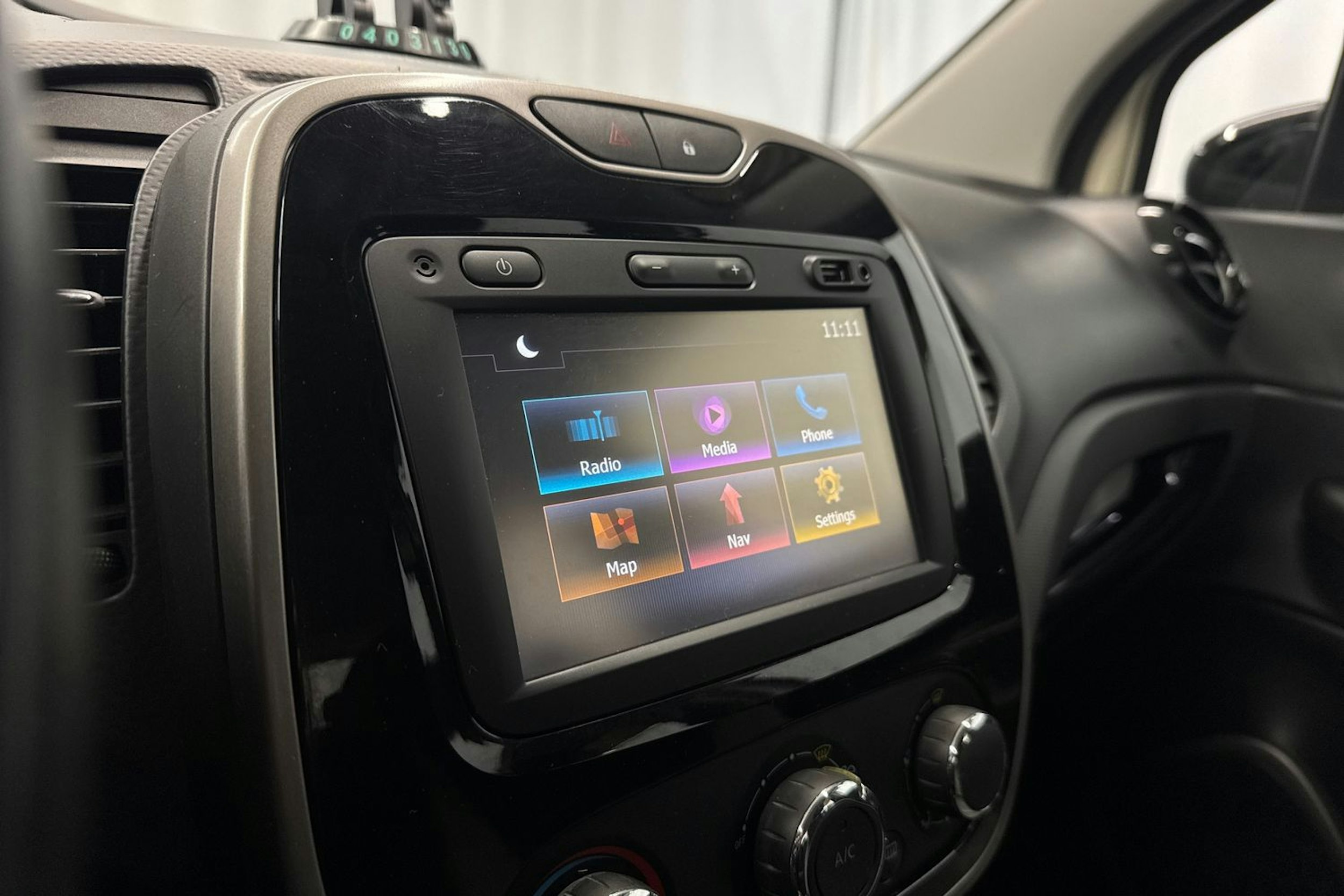 valkoinen Renault Captur 2015 kuva 16.