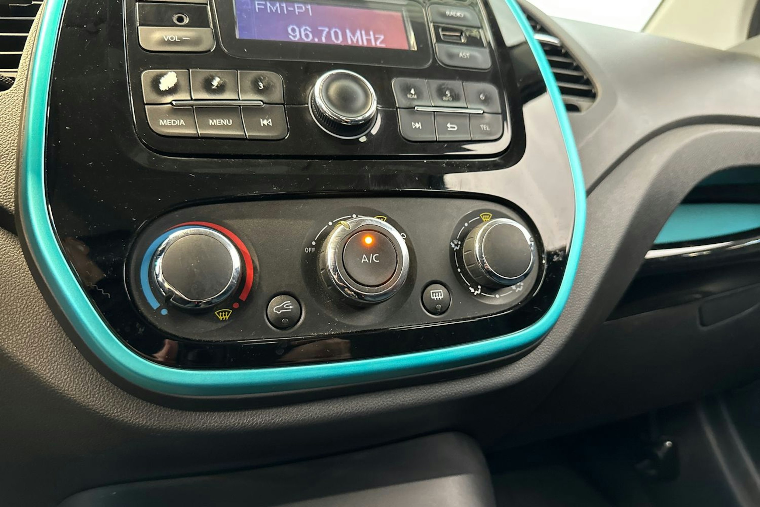 sininen Renault Captur 2016 kuva 23.