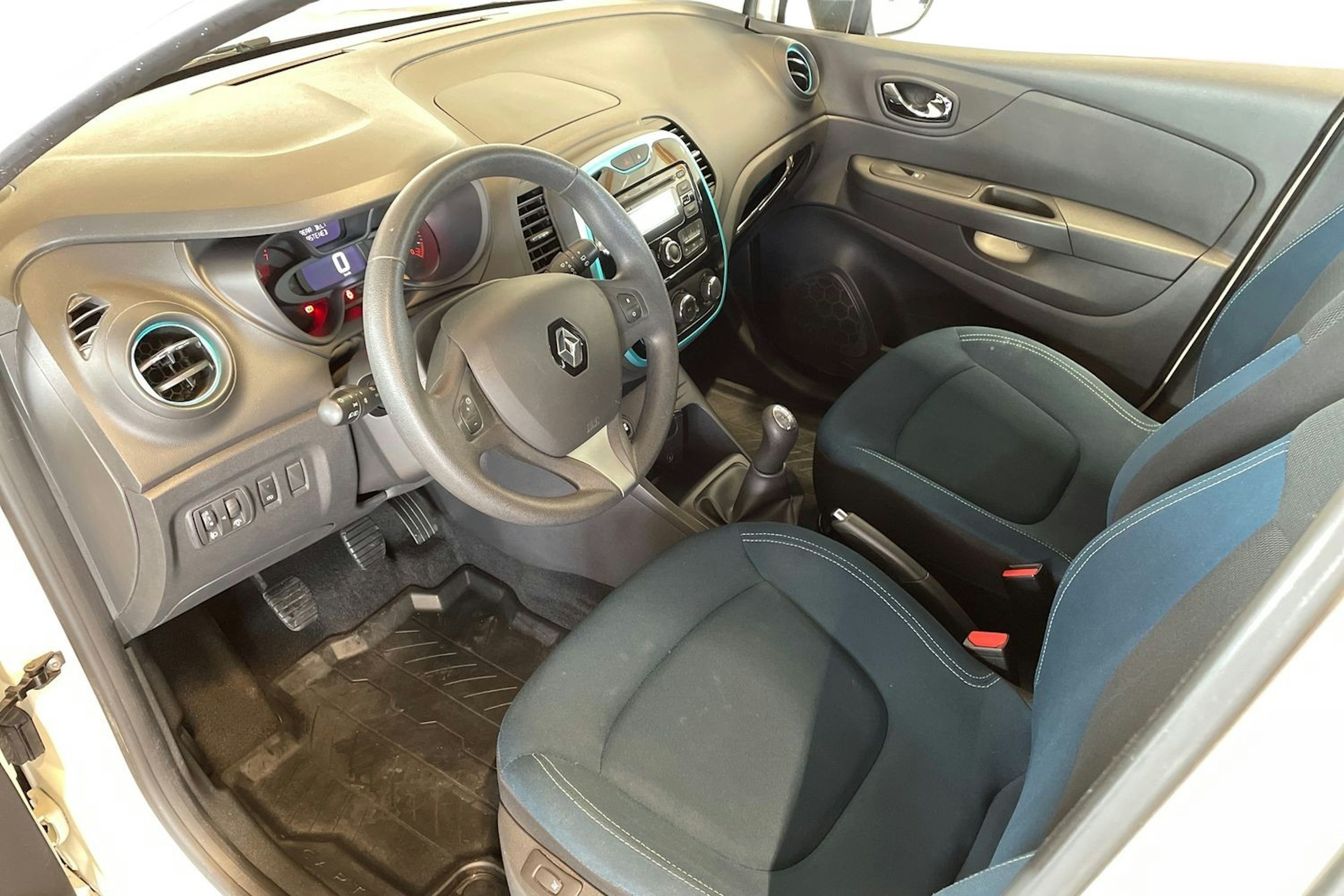 valkoinen Renault Captur 2016 kuva 7.