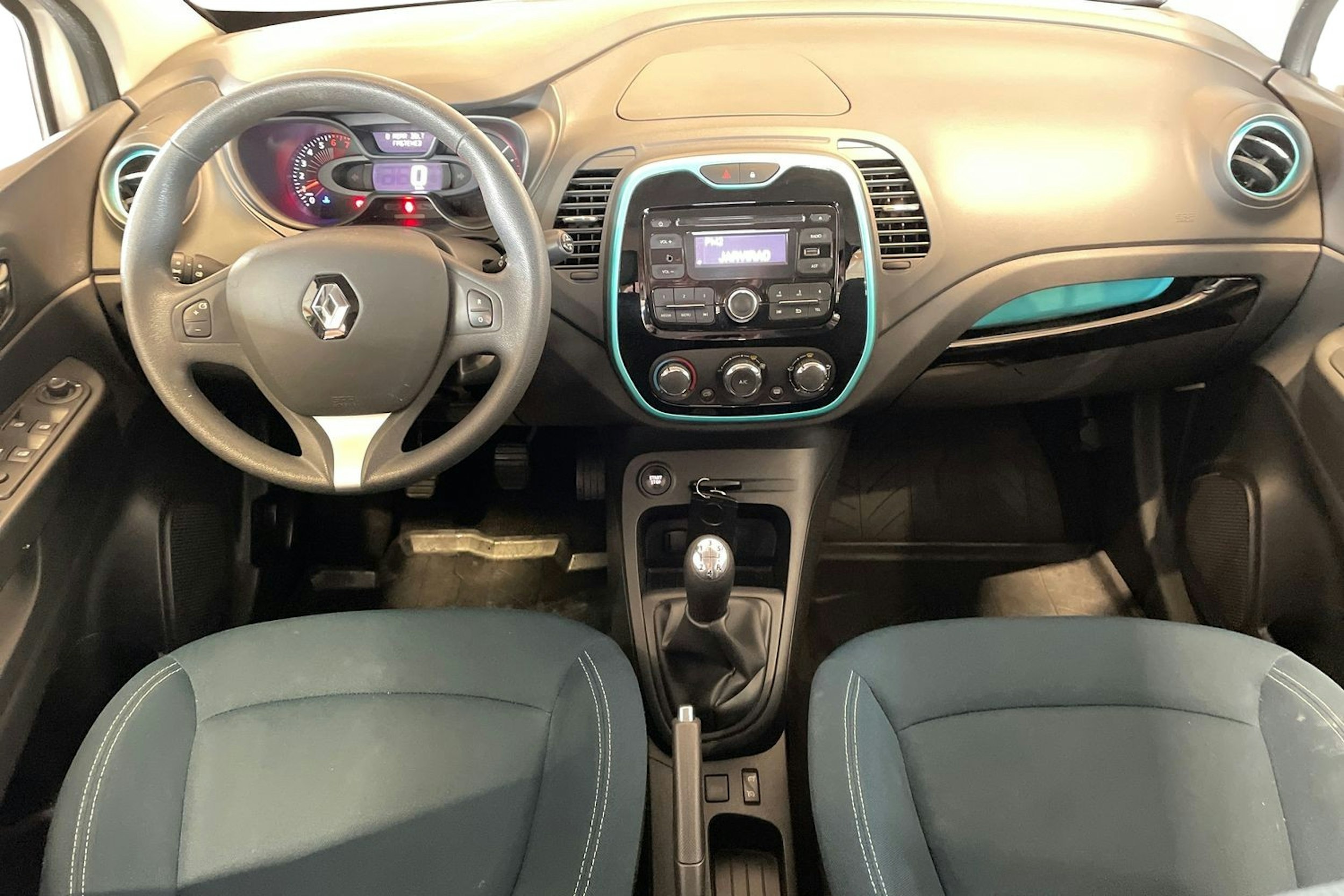 valkoinen Renault Captur 2016 kuva 9.