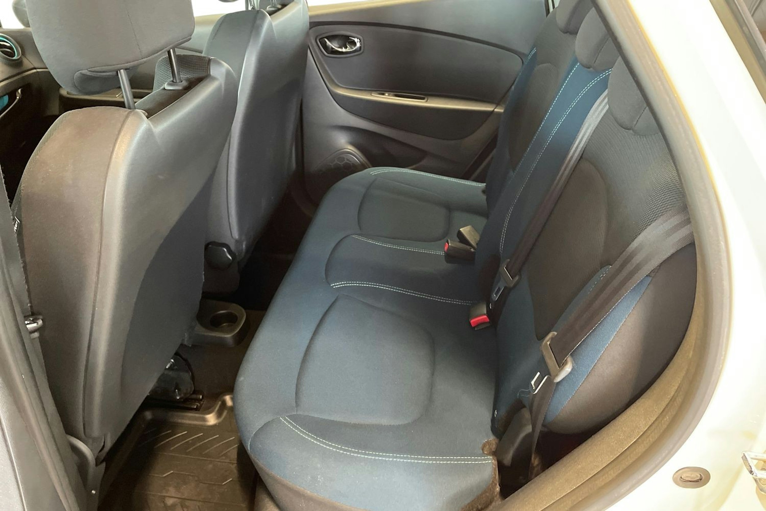 valkoinen Renault Captur 2016 kuva 10.