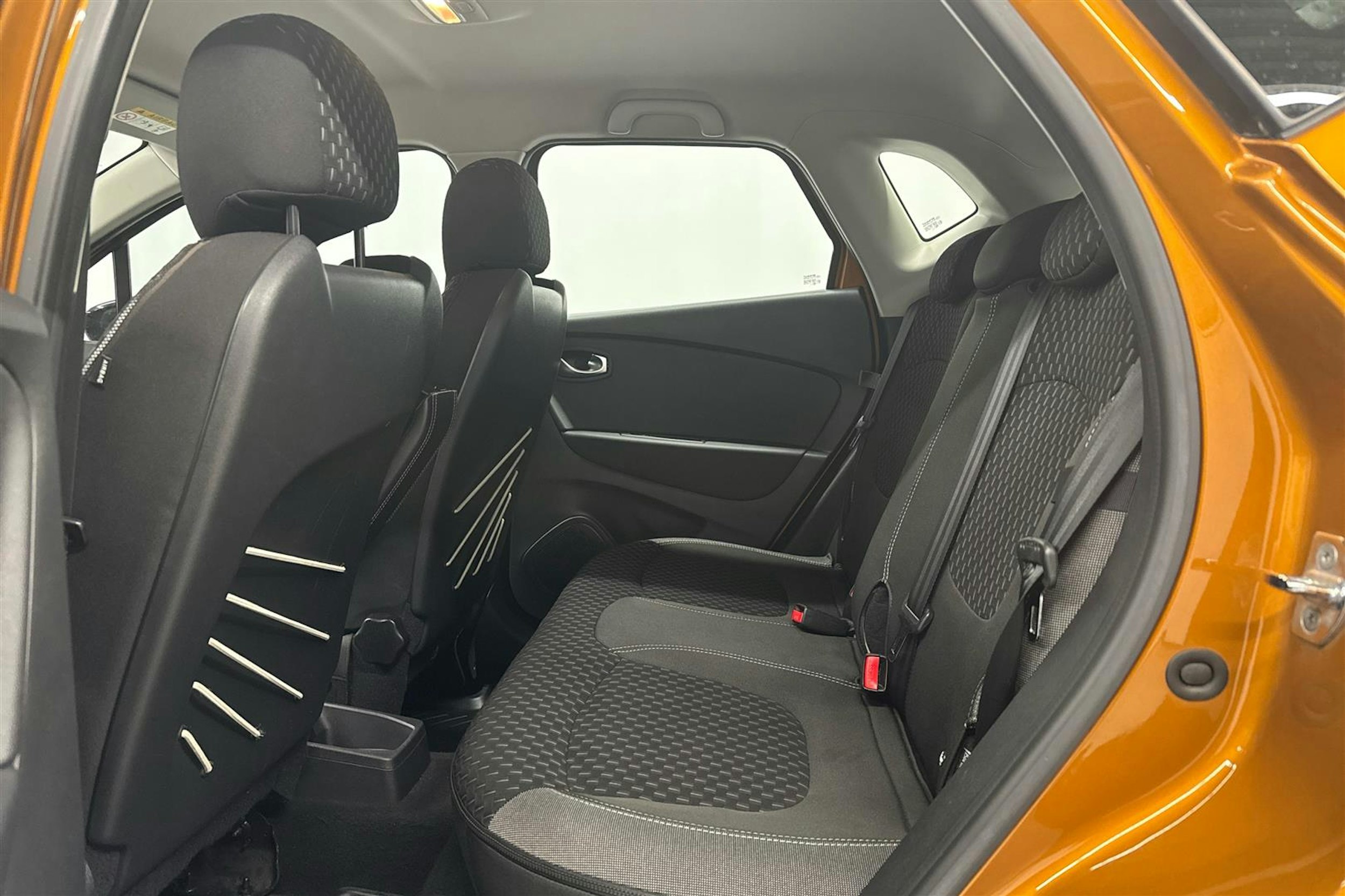 oranssi Renault Captur 2018 kuva 8.