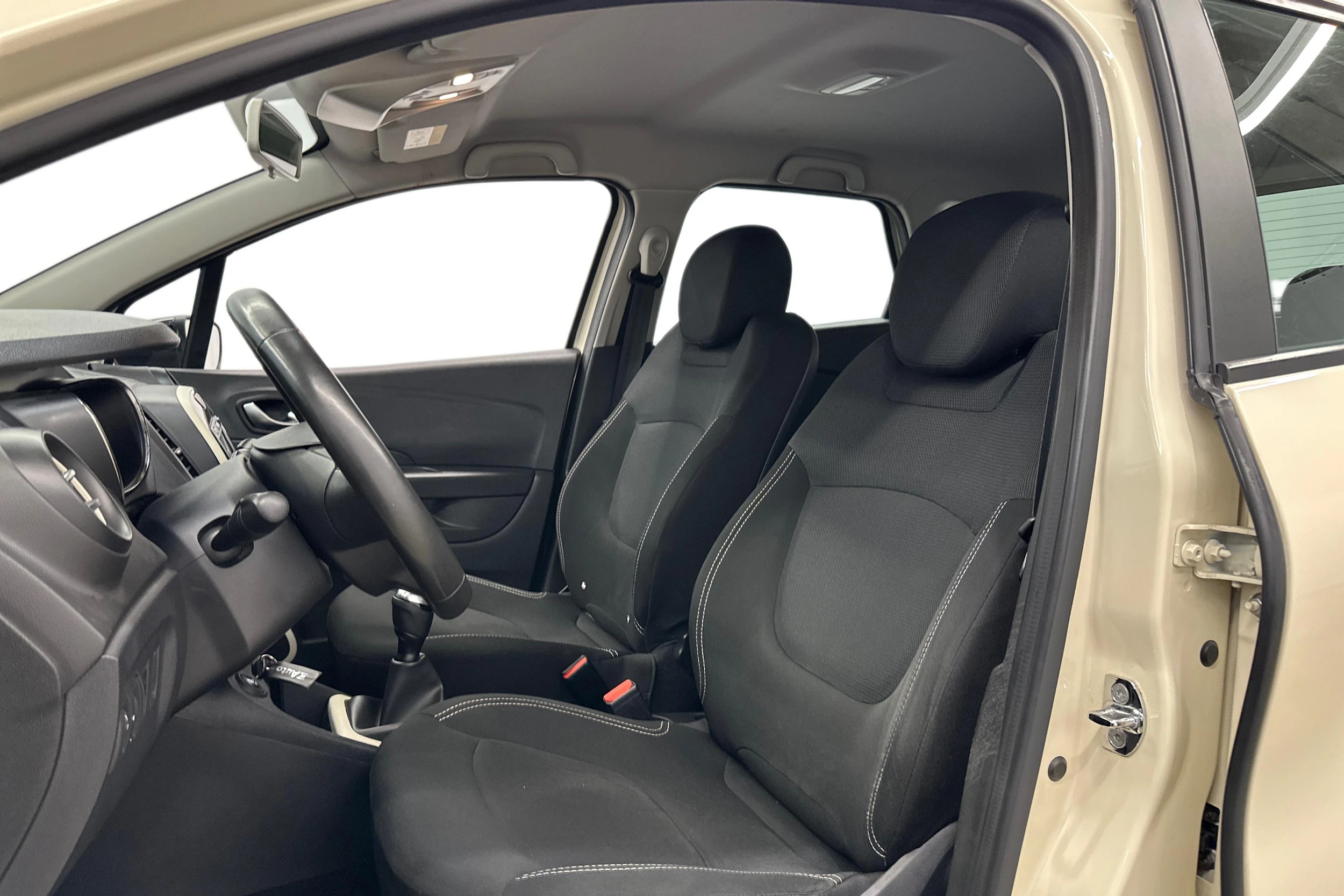 valkoinen Renault Captur 2019 kuva 6.