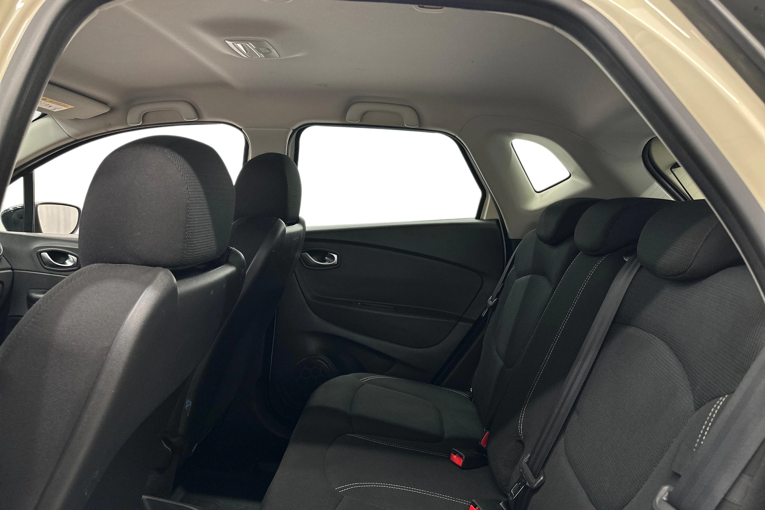valkoinen Renault Captur 2019 kuva 8.