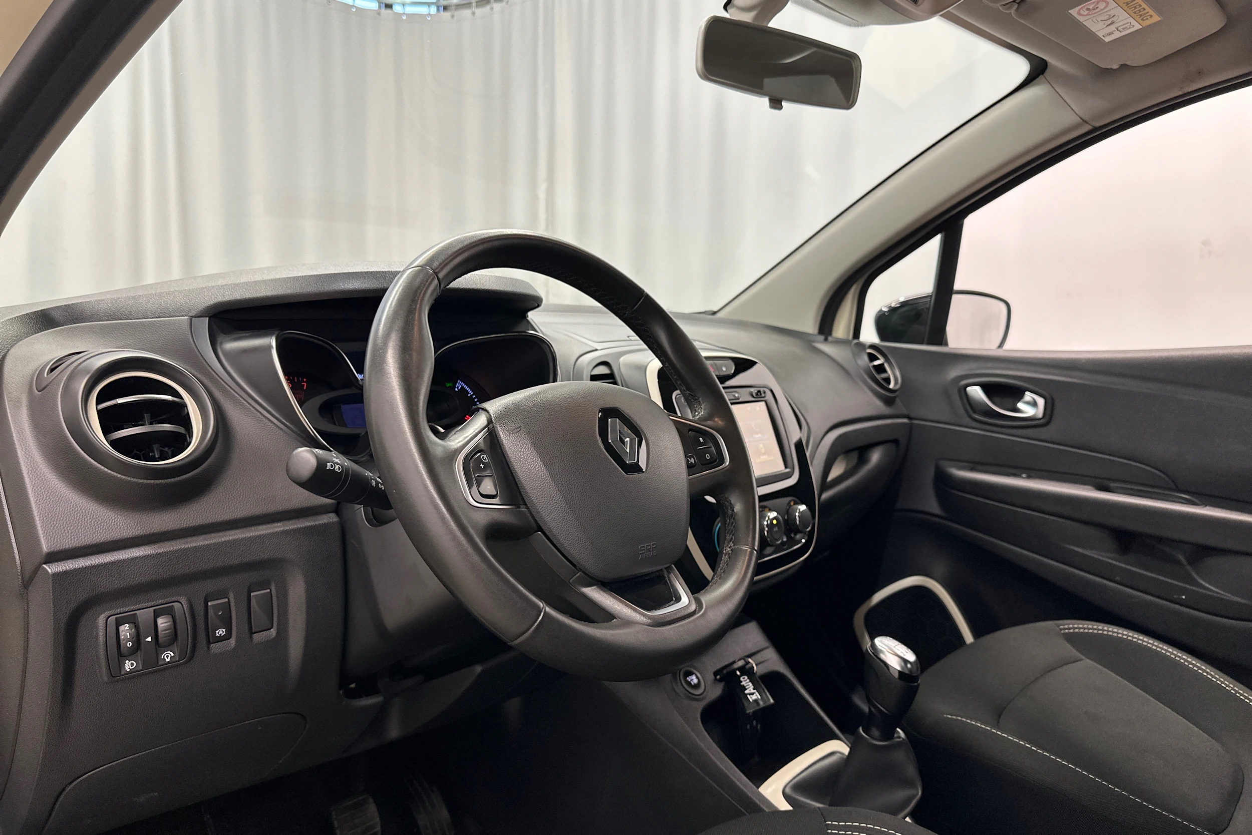valkoinen Renault Captur 2019 kuva 10.