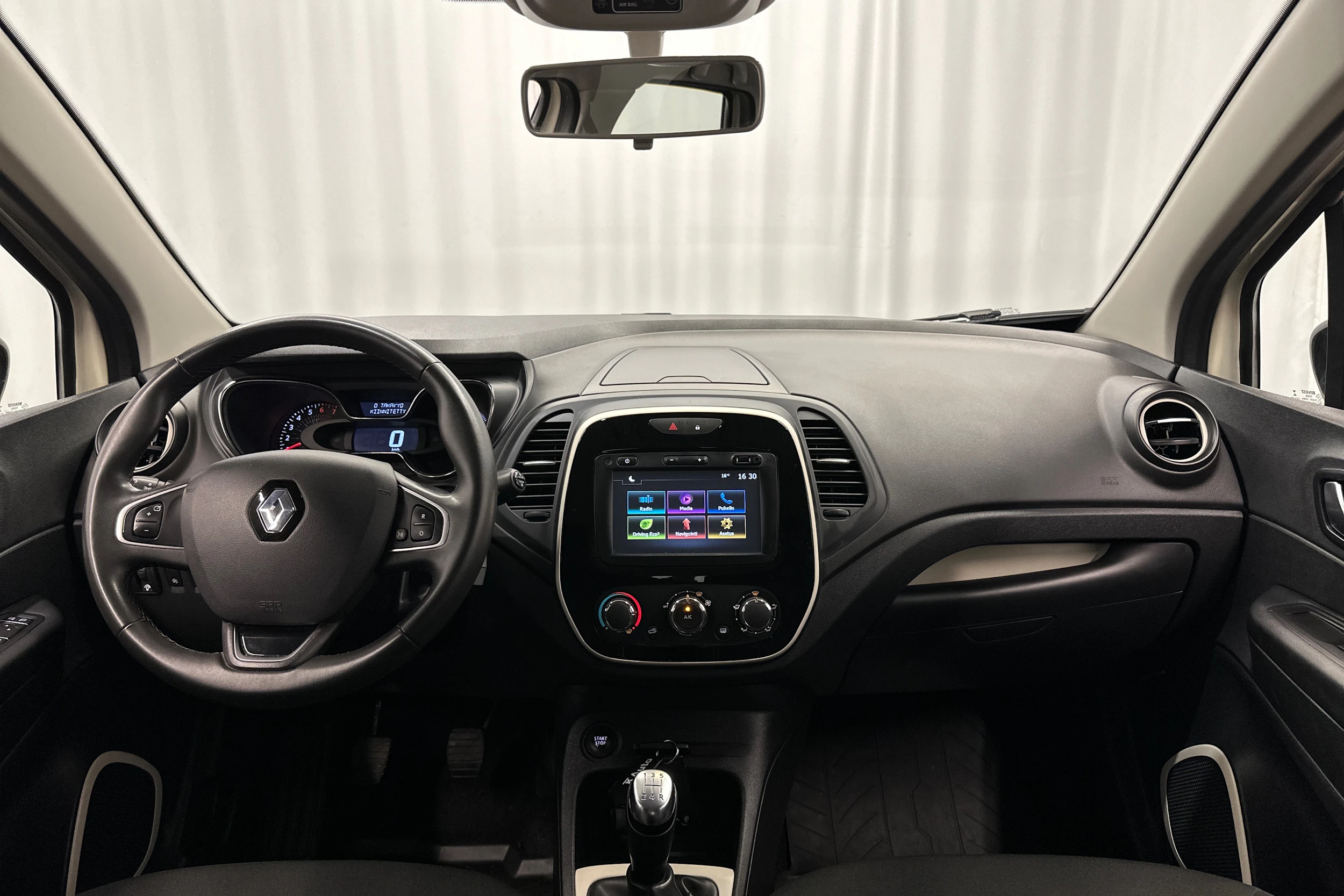 valkoinen Renault Captur 2019 kuva 11.