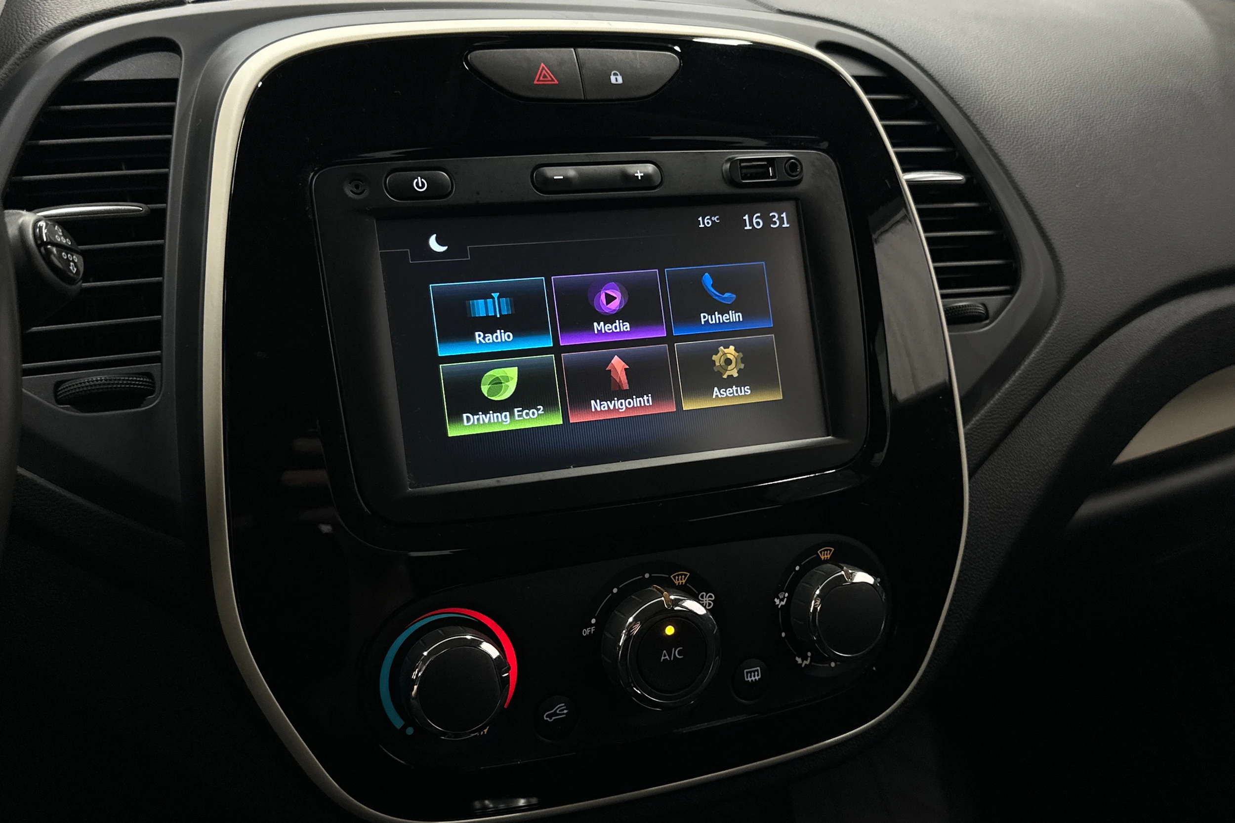 valkoinen Renault Captur 2019 kuva 16.