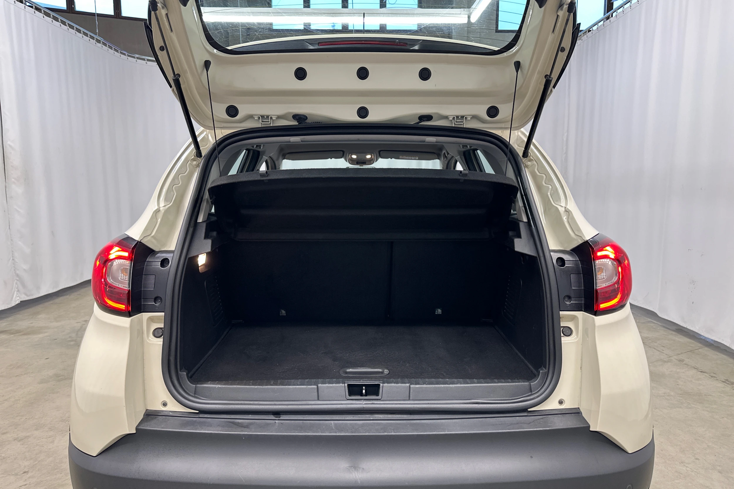 valkoinen Renault Captur 2019 kuva 22.