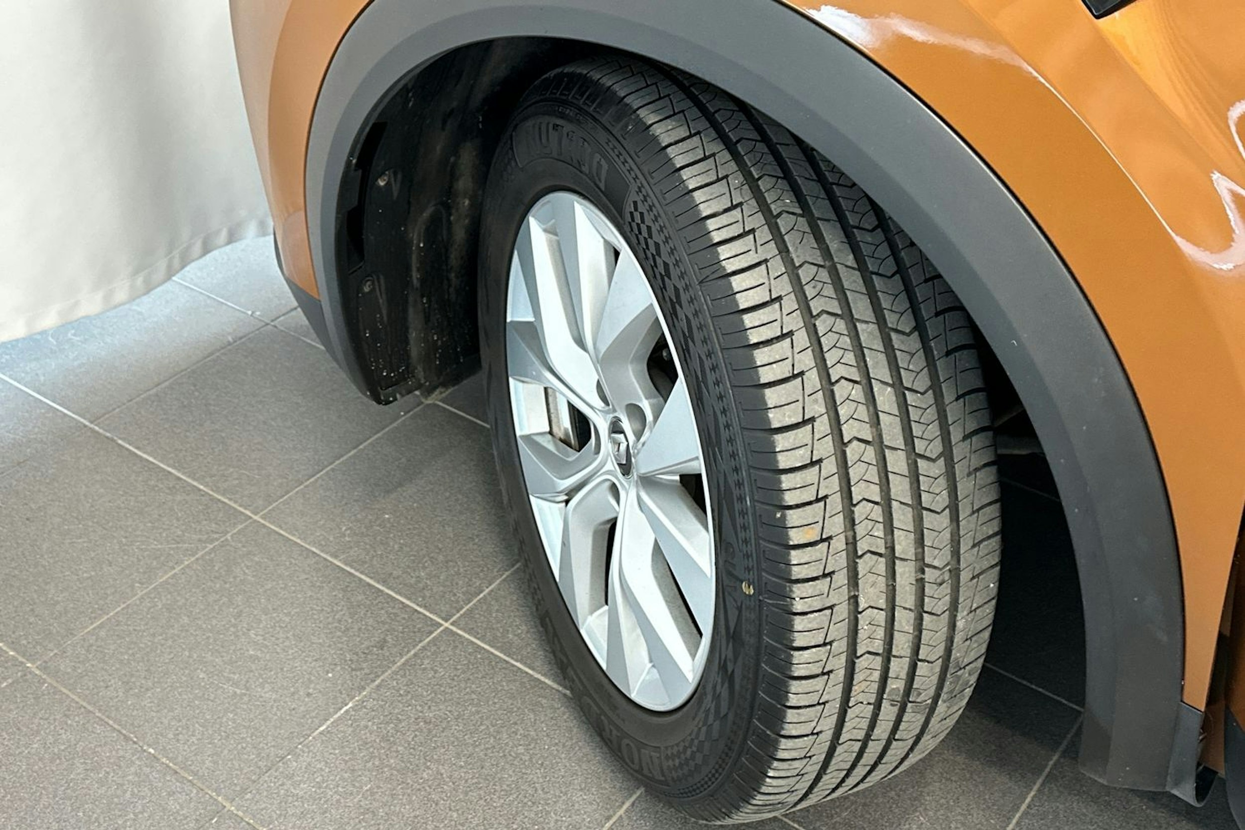 oranssi Renault Captur 2020 kuva 13.
