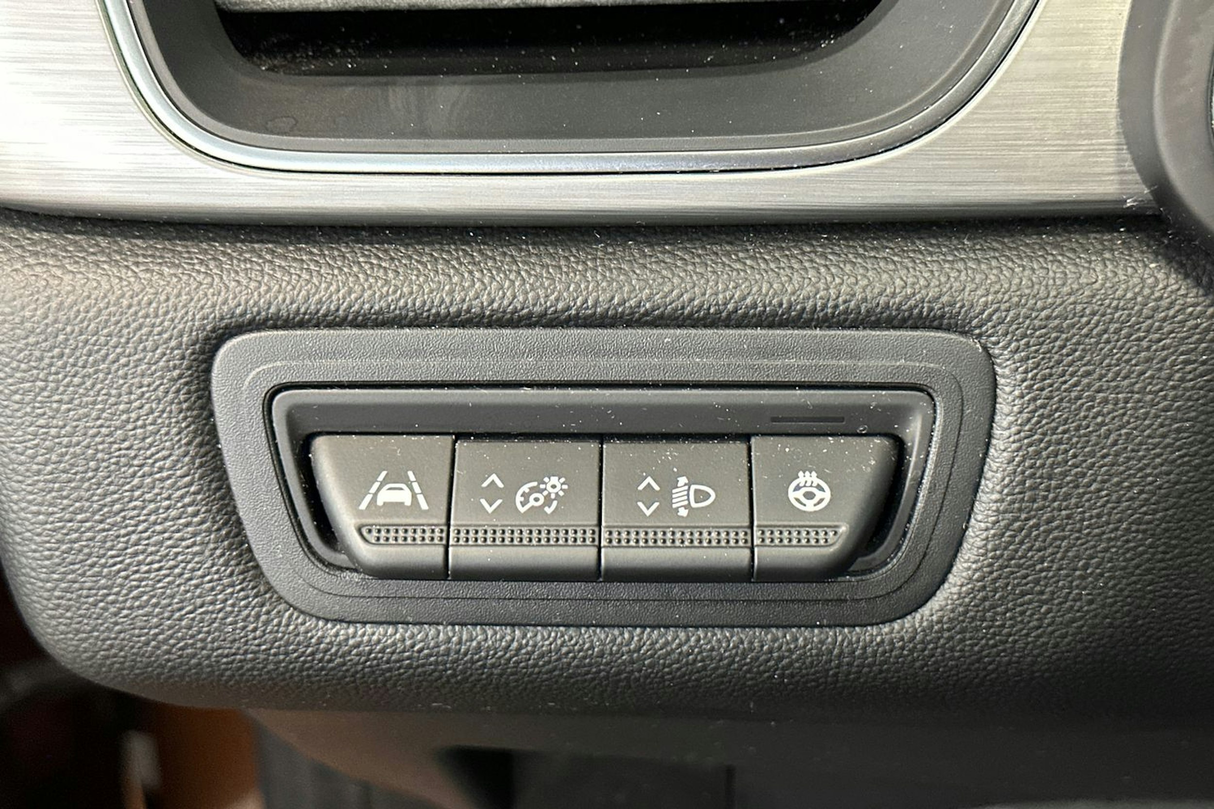 oranssi Renault Captur 2020 kuva 17.