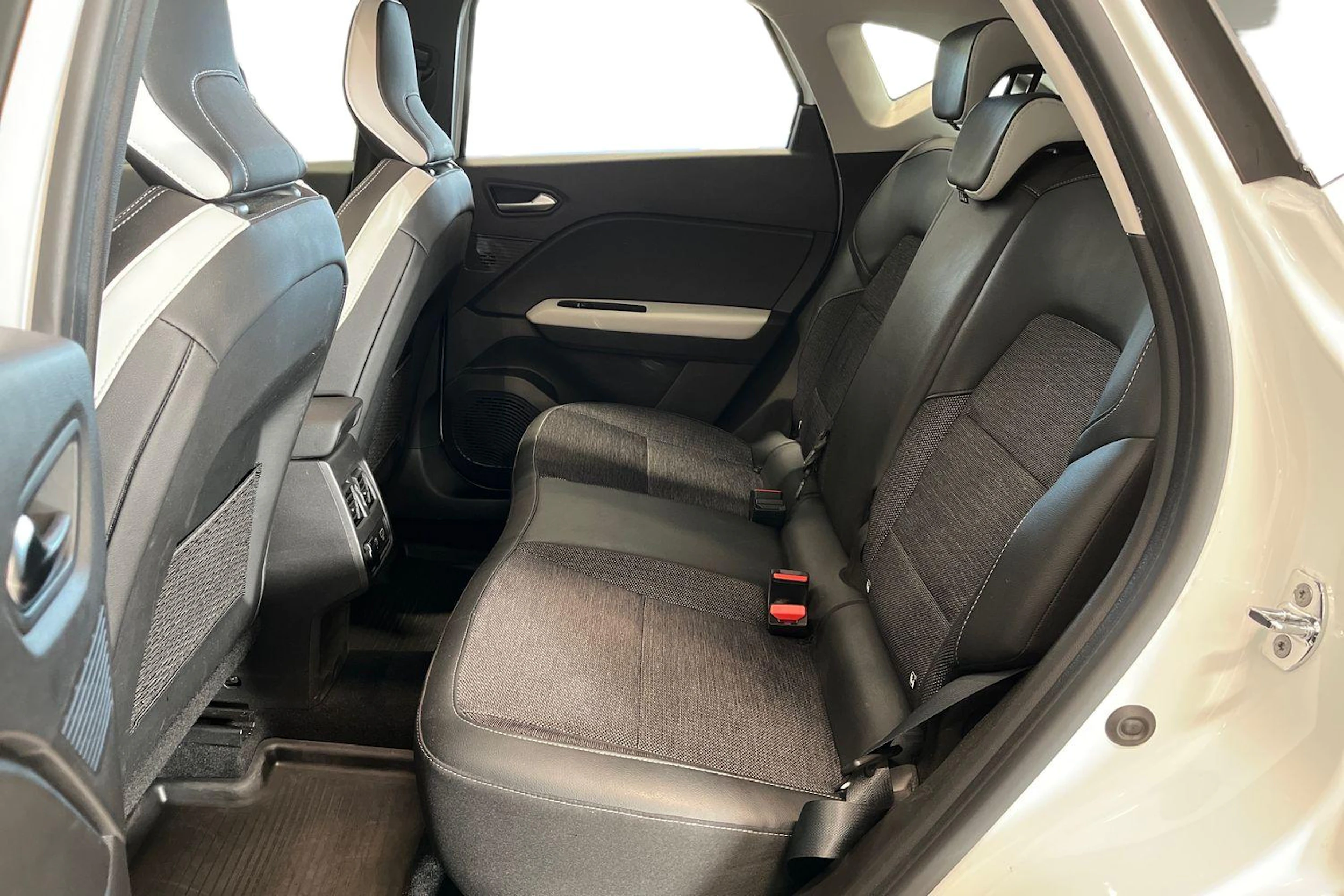 valkoinen Renault Captur 2021 kuva 10.