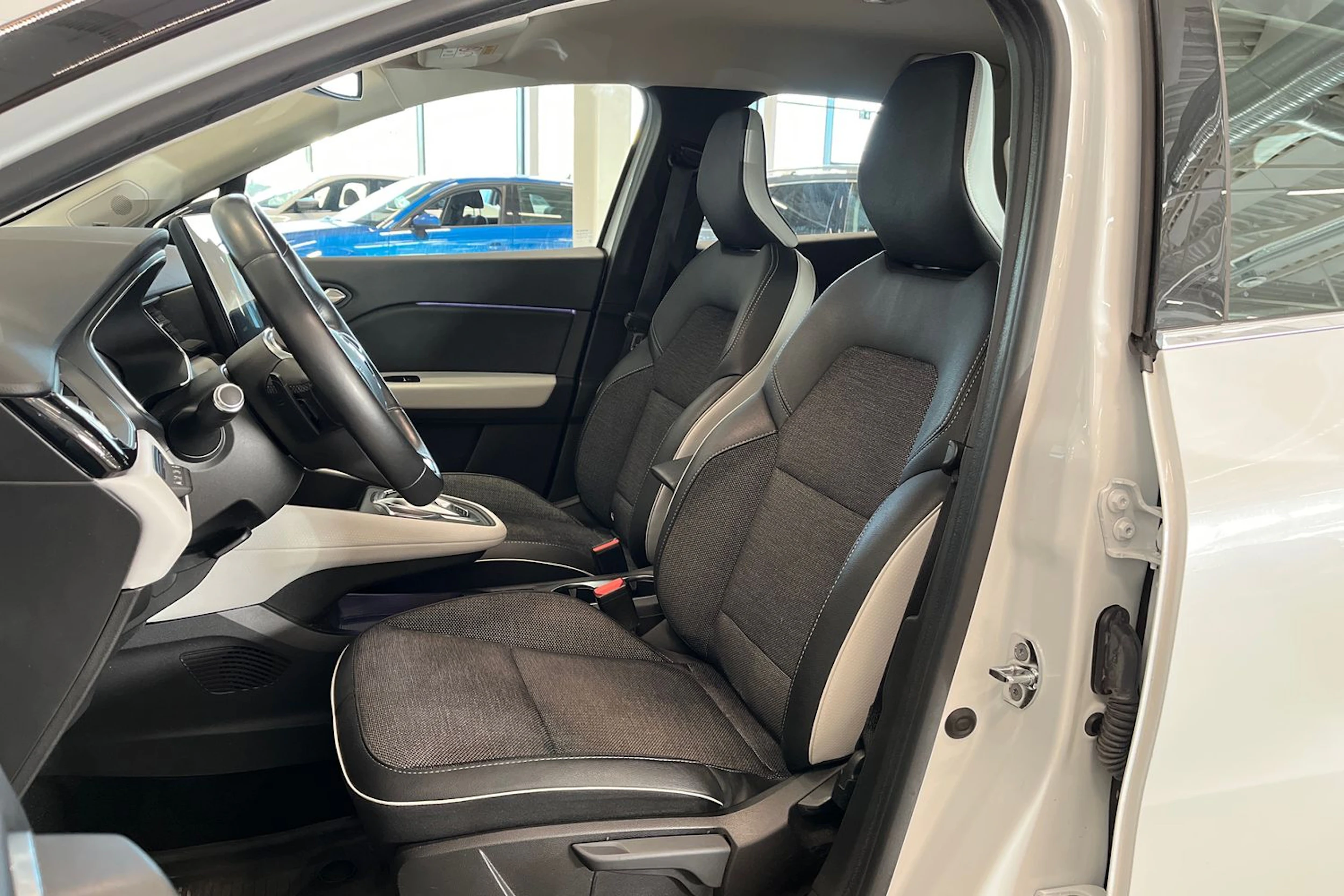 valkoinen Renault Captur 2021 kuva 14.