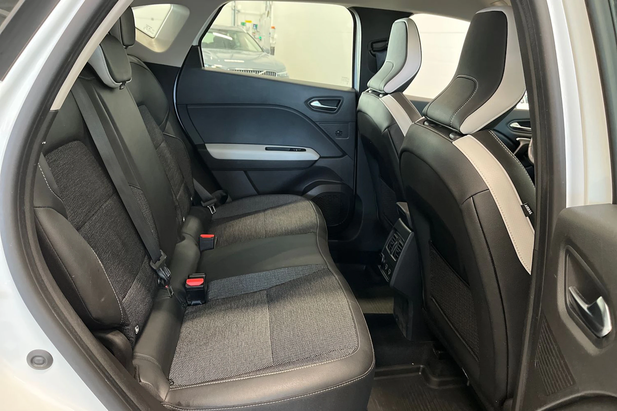 valkoinen Renault Captur 2021 kuva 16.