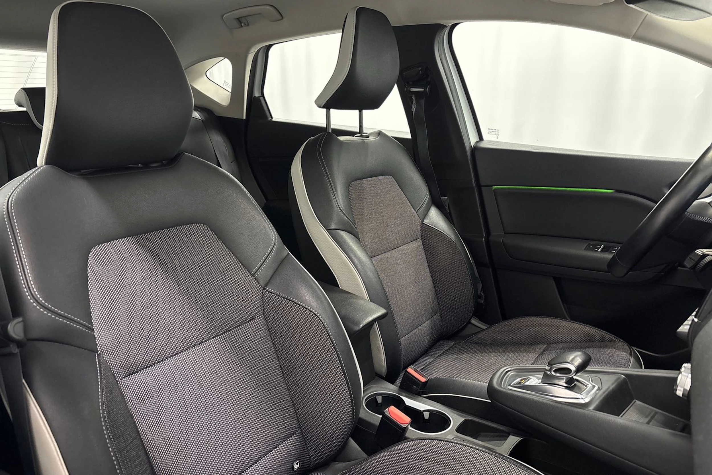 valkoinen Renault Captur 2021 kuva 11.